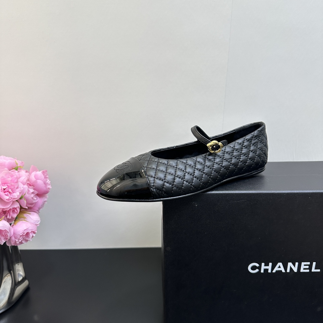 NO:419265,CHANEL｜Chanel Xiaoxiang's classic ringworm Mary Jane round-toe flat-sole single shoes. It's not an exaggeration to love it at first sight~ This is probably Xiaoxiang's charm. She always understands girls. Although it looks very cold, it has a unique feeling with black stockings. It is the latest model this year. I have already started to arrange it before the counter is on~ I know you will like it. It looks good to wear the round and pointed last. The round and pointed last is not picky at all. It looks slim when wearing wide and fat feet. It also has a wrinkled lambskin splicing. It has a visual impact. The inner is made of sheepskin material. It is hugely soft and comfortable~ Genuine leather soles. Size35-39 (customized on 40/41), single shoes, chanel, chanel, mary jane, sheepskin, Leather soles19860909对版 CHANEL｜香奈儿小香经典菱格玛丽珍圆头平底单鞋 对它一见钟情 不夸张哦～ 这大概就是小香的魅力 总是很懂女生 虽然看上去很冷但配上黑丝袜特有感觉 是今年的最新款来着 专柜还没上我就已经着手安排啦～ 知道你们一定会喜欢 上脚也确实好看 圆尖的楦头对脚型完全不挑 宽胖脚穿也显瘦 而且皱面小羊皮拼接 视觉上很有冲击感 内里是羊皮材质 巨柔软巨舒服哦～ 真皮大底 Size35-39（40/41定制）,单鞋,chanel,chanel,mary jane,sheepskin,Leather soles,Women's Shoes