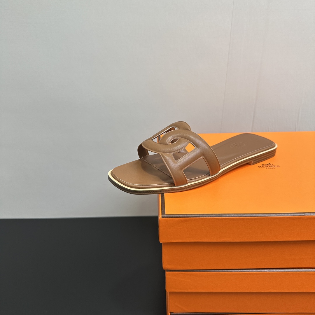 NO:818706,Hermers Hermès slippers pig nose series 2025 early spring new style, handmade by masters!  High-end customization, exclusive product, using rubber soles, pursuing top-level walking comfort and cost-effectiveness~~ Packaging, please pay attention to the exclusive box. Free two cloth bags, original top-quality━━━━Hermes━━━━━ size35-42, slippers, hermes, hermes, slippers19860909Hermers爱马仕拖鞋 猪鼻子系列 2025早春新款,师傅级纯手工打造 ！高端定制,独家产品,采用橡胶底,追求顶级行走舒适度和性价比～～ 包装注意包装专属盒 送两个布袋,原版顶级━━━━Hermes━━━━━ size35-42,拖鞋,hermes,hermes,slippers,Women's Shoes