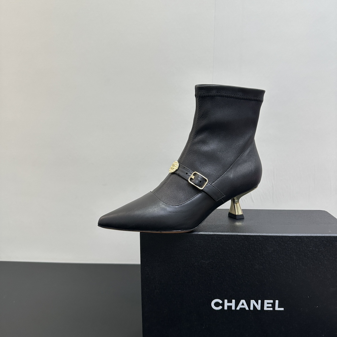 NO:439356,CHANEL Chanel Xiaoxiang C Home 2025 new autumn and winter versatile kitten heel sheepskin elastic short boots purchased from Hong Kong 1:1 development. The shoe shape has been repeatedly debugged for more than two months, especially the toe looks simple, but it tests its technology. Without a master of ten or eight years, you can't make such a taste~ The upper uses Italian original custom imported elastic sheepskin splicing, which is timeless classic color matching, elegant and intellectual, fashionable and versatile, and it won't look abrupt no matter how you wear it. Inner inner foot pad lambskin, Italian genuine leather soles, 35-39 (40.41 custom), boots, chanel, chanel, chanel, boots, sheepskin, Leather soles19860909CHANEL香奈儿小香C家 2025新款秋冬百搭小猫跟羊皮弹力短靴 香港购入正品1:1开发,鞋型经过两个多月反复调试,尤其是鞋头看似简单,却及其考验技术,没有个十年八年的老师傅是做不出这样的味道的～ 鞋面采用意大利原单定制进口弹力绵羊皮拼接,永不过时的经典配色,优雅知性,时尚百搭,无论怎么穿都不会显得突兀 内里内里垫脚小羊皮,意大利真皮大底,35-39（40.41定）,靴子,chanel,chanel,chanel,boots,sheepskin,Leather soles,Women's Shoes