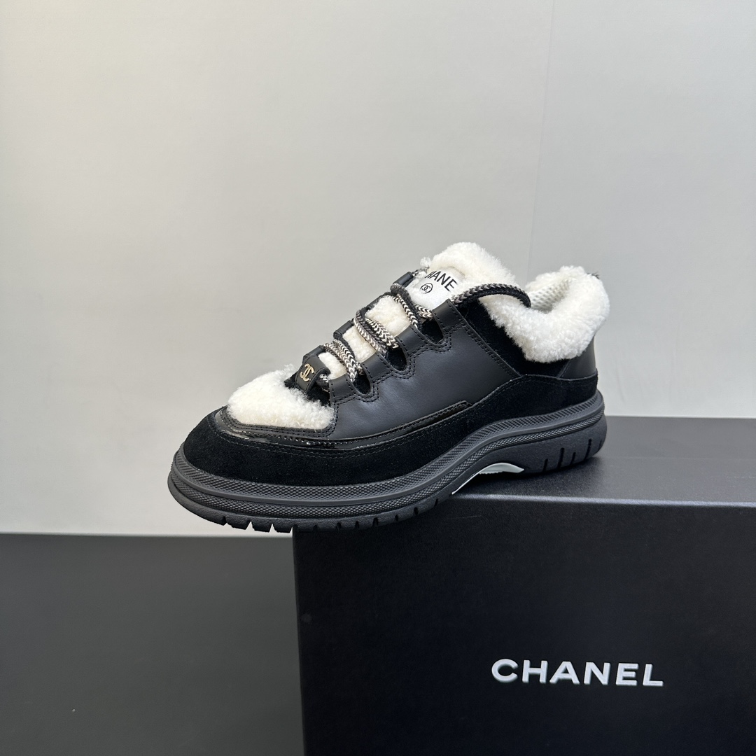 NO:439362,Chanel's latest model of early spring 2025 top quality. Early spring new double C square round head lace-up casual shoes. The top version of coco girls must-have, and you can always trust Yang Mi's vision!  Original cowhide spliced ​​beef reverse velvet material + lamb wool original imported breathable net inner lining original mold opening TPU combination sole size: 35-41 [40.41 custom made], casual shoes/sports shoes, chanel, sneakers, cowhide19860909香奈儿2025早春最新款顶级品质.早春新款双C方圆头系带休闲鞋.顶级版coco女孩必入,永远可以相信杨幂的眼光！ 原版牛皮拼接牛反绒材质+羊羔毛 原版进口透气网内里 原版开模TPU组合底 尺码:35—41 [40.41定做],休闲鞋/运动鞋,chanel,sneakers,cowhide,Women's Shoes
