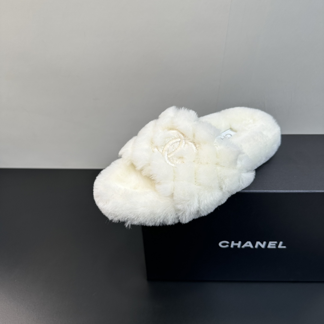 NO:439367,CHANEL Xiaoxiangfeng 25s wool drag, the early autumn series is popular, this season's Xiangjia small hit!  I really love it at first sight, the classic color combination is perfect!  It is really unique and is the biggest highlight of this shoe. It is eye-catching but not exaggerated. It is super cool everyday. It is super versatile, no matter it is paired with pants, sweatshirts or skirts. It looks good no matter how you wear it. The more you look at it, the more you like it! Pure wool upper, original inner development lamb wool, outsole rubber sole Size#35-41 (40 41 customized, no return or exchange), fur shoes, chanel, chanel, chanel, hoodie, sweatshirts, skirts19860909CHANEL香奈儿小香风25s毛毛拖羊毛拖,早秋系列火爆上新,这一季香家小爆款！ 真的一眼爱了,经典拼色完美搭配！ 真的超级有个性,是这款鞋子最大的亮点,醒目而不浮夸的设计,超日常超酷, 无论搭配裤子卫衣或裙子都超级百搭,怎么穿都好看,越看越喜欢! 鞋面纯羊毛 内里原版开发羊羔毛  大底橡胶底 Size#35-41（40 41订做不退换）,毛毛鞋,chanel,chanel,chanel,hoodie,sweatshirts,skirts,Women's Shoes