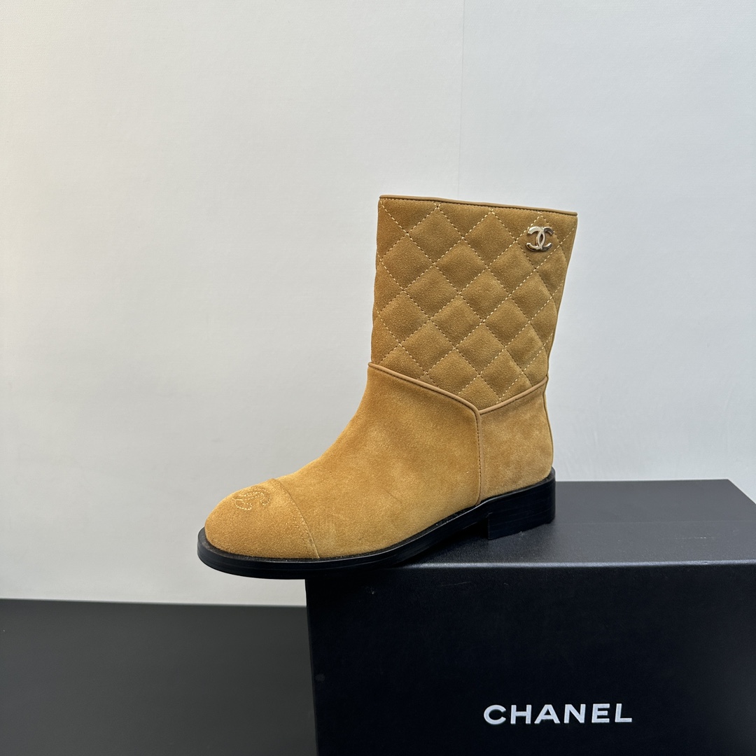 NO:439372,New Chanel Chanel Coco Coco low-heel retro one-legged knight boots, short boots, mid-tube boots, classic reshaping, fantasy upgraded upper cowhide fabric, delicate touch, sheepskin inner soft and comfortable, enjoy pleasure, classic quilted diamond pattern upper interprets the brand style. The round toe adds a bit of playful vitality, about 3.5 cm heel height, 18 cm barrel height reveals charming characteristics. Open molded rubber sole is ideal for creating daily or special shapes, and it is suitable for you to travel around every corner of the world. Upper material is matte~ cowhide, inner water dye goatskin inner foot pads, inner marking font is consistently authentic, heel height is about 3.5 cm, cylinder height is about 18 cm, outsole leather large sole  35-39 yards (40 can be customized without return or exchange), boots, chanel, chanel, boots, cowhide, sheepskin, Leather soles19860909上新Chanel 香奈儿Coco小香牛皮低跟复古一脚蹬骑士靴 短靴中筒靴 经典重塑,梦幻升级鞋面牛皮面料,触感细腻,绵羊皮内里轻柔舒适,享受愉悦经典绗缝菱格纹鞋面演绎品牌格调.圆头增添几分俏皮活力,约3.5厘米后跟高度,18厘米筒高展露妩媚特质.开模橡胶大底无论是打造日常造型或特别造型,它都是理想之选,随你走遍世界每一个角落.  鞋面材质磨砂~牛皮 内里水染山羊皮内里垫脚、内里标码字体一致正品 跟高约3.5厘米 筒高约18厘米 大底真皮大底  码数35-39码（40可定制不退不换）,靴子,chanel,chanel,boots,cowhide,sheepskin,Leather soles,Women's Shoes