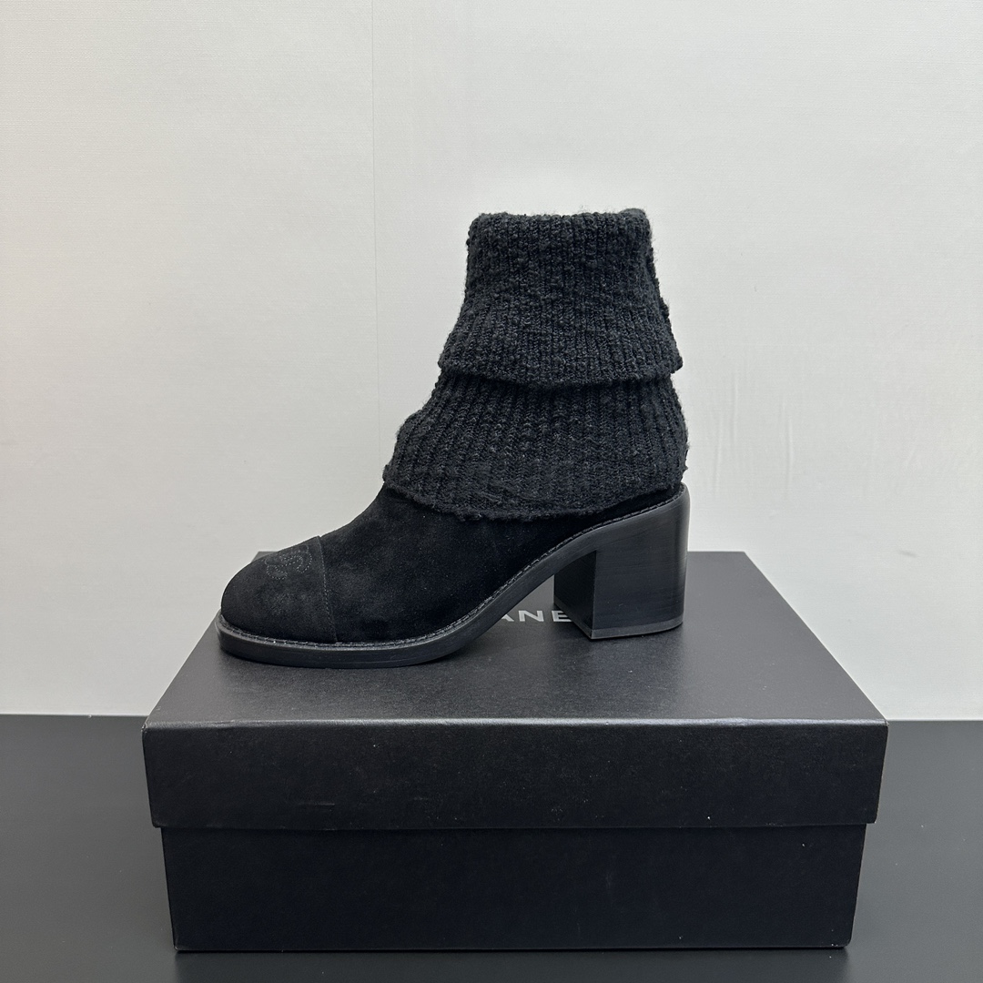 NO:439377,CHANEL Chanel small fragrant wool knitted socks and boots, a must-have item for this autumn and winter!  !  Chanel's hot short boots in autumn and winter, Xiaohongshu is highly recommended, and it looks good no matter how you match it. It is a must-have for fashionable things. Chanel's women love simple but irresistible matching to show unique styles of dressing, free mixing and matching are shining in place and keep up with the fashionable pace of Grandma Xiang!  !  !  Exquisite details enlarge the original mold opening hardware buckle. Top version purchasing level is created ★The upper uses original fur, sheepskin footbed, Italian leather outsole, heel height 6cm, size 35-39 (40/41 order), boots, chanel, chanel, boots, sheepskin, Leather soles, socks19860909CHANEL香奈儿小香毛线针织袜子短靴,本季秋冬季必备单品！！ 香奈儿秋冬重工爆款短靴 小红书力推款,怎么搭配都好看,时髦精必备,香奈儿女士钟爱简约又难以抗拒搭配展现与众不同的穿搭风格、自由混搭闪耀到位跟紧香奶奶时尚步伐！！！精致细节放大看原版开模五金扣 顶级版本代购级别打造★鞋面采用原版皮毛一体,羊皮垫脚,意大利真皮大底 跟高6cm 码数35-39（40/41订）,靴子,chanel,chanel,boots,sheepskin,Leather soles,socks,Women's Shoes