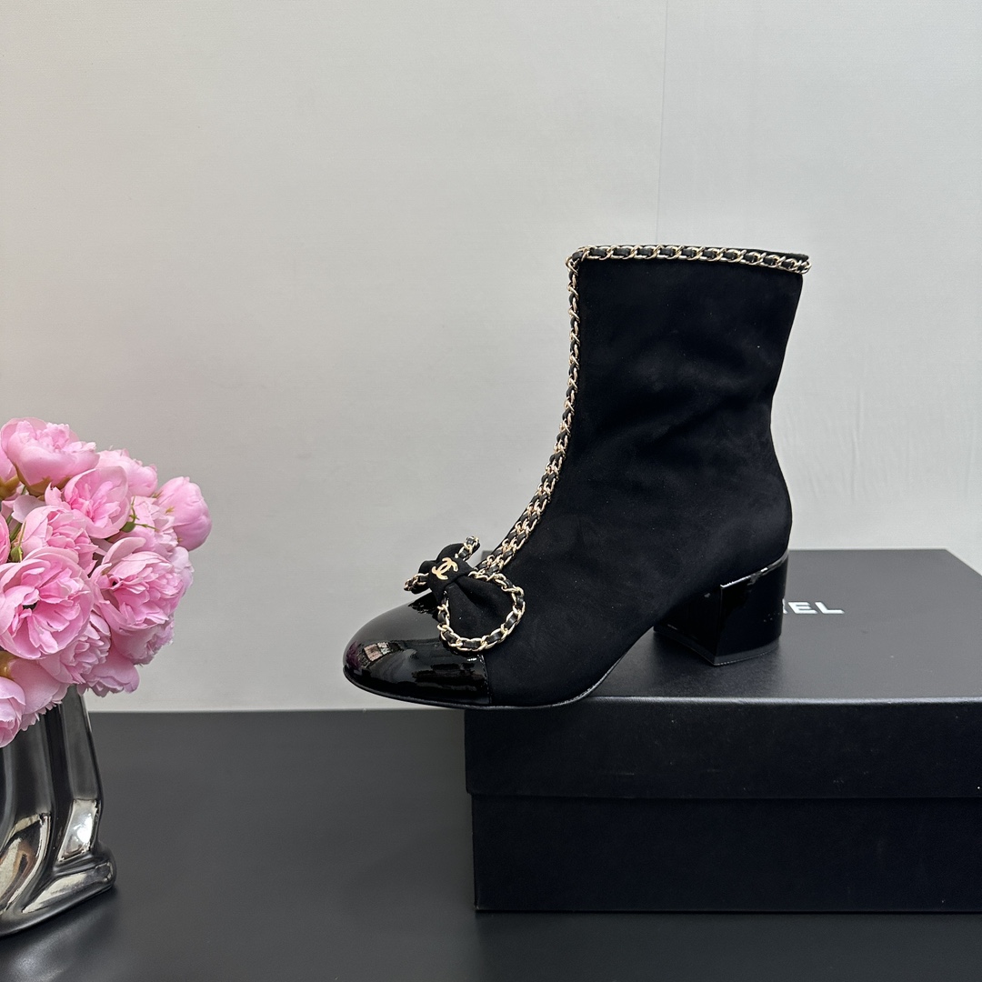 NO:439382,CHANEL Xiaoxiang 25P Chain Bow Thick Heel Short Boots This season's King of Fried Divine Style Xiangjia Classic Bow Chain Elements, a stylish item!  The shape is three-dimensional and full, and it is very handsome!  Whoever wears it falls in love with it!  It's really worth buying!  The fabric is imported calfskin, the inner foot pads are all sheepskin imported Italian cowhide sole Size35-39 (customized on 40/41), boots, chanel, chanel, chanel, boots, cowhide, sheepskin19860909CHANEL香奈儿小香25P链条蝴蝶结粗跟短靴 本季王炸神款香家经典蝴蝶结链条元素,时髦感十足的单品！造型立体饱满,帅气十足！谁穿谁爱上！真的值得入手！ 面料采用进口小牛皮 内里垫脚均为羊皮 意大利进口牛皮大底 Size35-39（40/41定制）,靴子,chanel,chanel,chanel,boots,cowhide,sheepskin,Women's Shoes