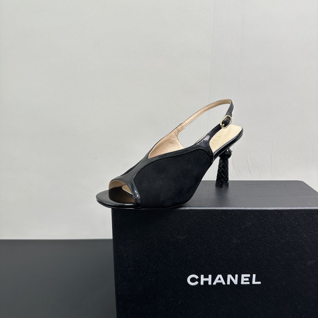 NO:439350,CHANEL CHANEL 25A new summer product rear-length fish mouth high heel sandals, classic double C genes are integrated into modern design, fish mouth outlines sexy, high heels support the aura. Every step seems to be walking on the left bank of Paris, which is also a fashionable art of walking, and it has the elegant ambition of Chanel when worn. The fabric is made of original matte sheepskin spliced ​​patent leather, and the inner foot pads are all silk sheepskin. Heel height is 8.5cm. Italian imported leather outsole size35-39 (customized on 40/41), high heels sandals, chanel, chanel, sandals, high heels, sheepskin, Leather soles19860909CHANEL香奈儿小香25A 夏季新品后空鱼嘴高跟凉鞋 ,经典双C基因融入摩登设计,鱼嘴勾勒性感,高跟撑起气场.每一步都似在巴黎左岸踱步是鞋履 更是行走的时尚艺术,穿上即拥有独属于香奈儿的优雅野心 . 面料采用原版磨砂羊皮拼接漆皮 内里垫脚均为丝绸羊皮 跟高8.5cm 意大利进口真皮大底 size35-39（40/41定制）,高跟鞋凉鞋,chanel,chanel,sandals,high heels,sheepskin,Leather soles,Women's Shoes