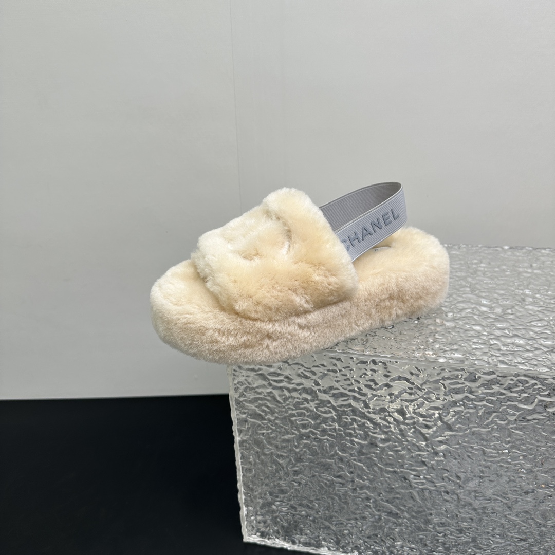 NO:439336,CHANEL Xiaoxiangfeng 25s wool drag thick-soled elastic wool drag, the early autumn series is popular, this season's Xiangjia small hit!  I really love it at first sight, the classic color combination is perfect!  It is really unique and is the biggest highlight of this shoe. It is eye-catching but not exaggerated. It is super cool everyday. It is super versatile no matter whether it is paired with pants, sweatshirts or skirts. It looks good no matter how you wear it. The more you look at it, the more you like it! Pure wool upper, original inner development lamb wool, outsole rubber sole, heel 5cm Size#35-41 (40 41 customized, no return or exchange), slippers, chanel, chanel, chanel, slippers, hoodie, sweatshirts, skirts19860909CHANEL香奈儿小香风25s毛毛拖厚底松紧羊毛拖,早秋系列火爆上新,这一季香家小爆款！ 真的一眼爱了,经典拼色完美搭配！ 真的超级有个性,是这款鞋子最大的亮点,醒目而不浮夸的设计,超日常超酷, 无论搭配裤子卫衣或裙子都超级百搭,怎么穿都好看,越看越喜欢! 鞋面纯羊毛 内里原版开发羊羔毛  大底橡胶底 后跟5cm Size#35-41（40 41订做不退换）,拖鞋,chanel,chanel,chanel,slippers,hoodie,sweatshirts,skirts,Women's Shoes