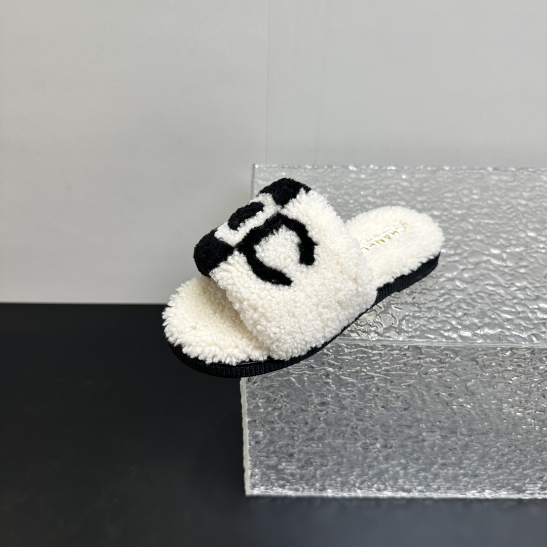 NO:439343,CHANEL Xiaoxiangfeng 25s wool drag chain wool drag, the early autumn series is popular, this season's Xiangjia small hit!  I really love it at first sight, the classic color combination is perfect!  It is really unique and is the biggest highlight of this shoe. It is eye-catching but not exaggerated. It is super cool everyday. It is super versatile, no matter it is paired with pants, sweatshirts or skirts. It looks good no matter how you wear it. The more you look at it, the more you like it! Pure wool upper, original development lamb wool, outsole rubber sole, Size#35-41 (40 41 customized, no return or exchange), slippers, chanel, chanel, chanel, slippers, hoodie, sweatshirts, skirts19860909CHANEL香奈儿小香风25s毛毛拖链条羊毛拖,早秋系列火爆上新,这一季香家小爆款！ 真的一眼爱了,经典拼色完美搭配！ 真的超级有个性,是这款鞋子最大的亮点,醒目而不浮夸的设计,超日常超酷, 无论搭配裤子卫衣或裙子都超级百搭,怎么穿都好看,越看越喜欢! 鞋面纯羊毛 内里原版开发羊羔毛  大底橡胶底 Size#35-41（40 41订做不退换）,拖鞋,chanel,chanel,chanel,slippers,hoodie,sweatshirts,skirts,Women's Shoes