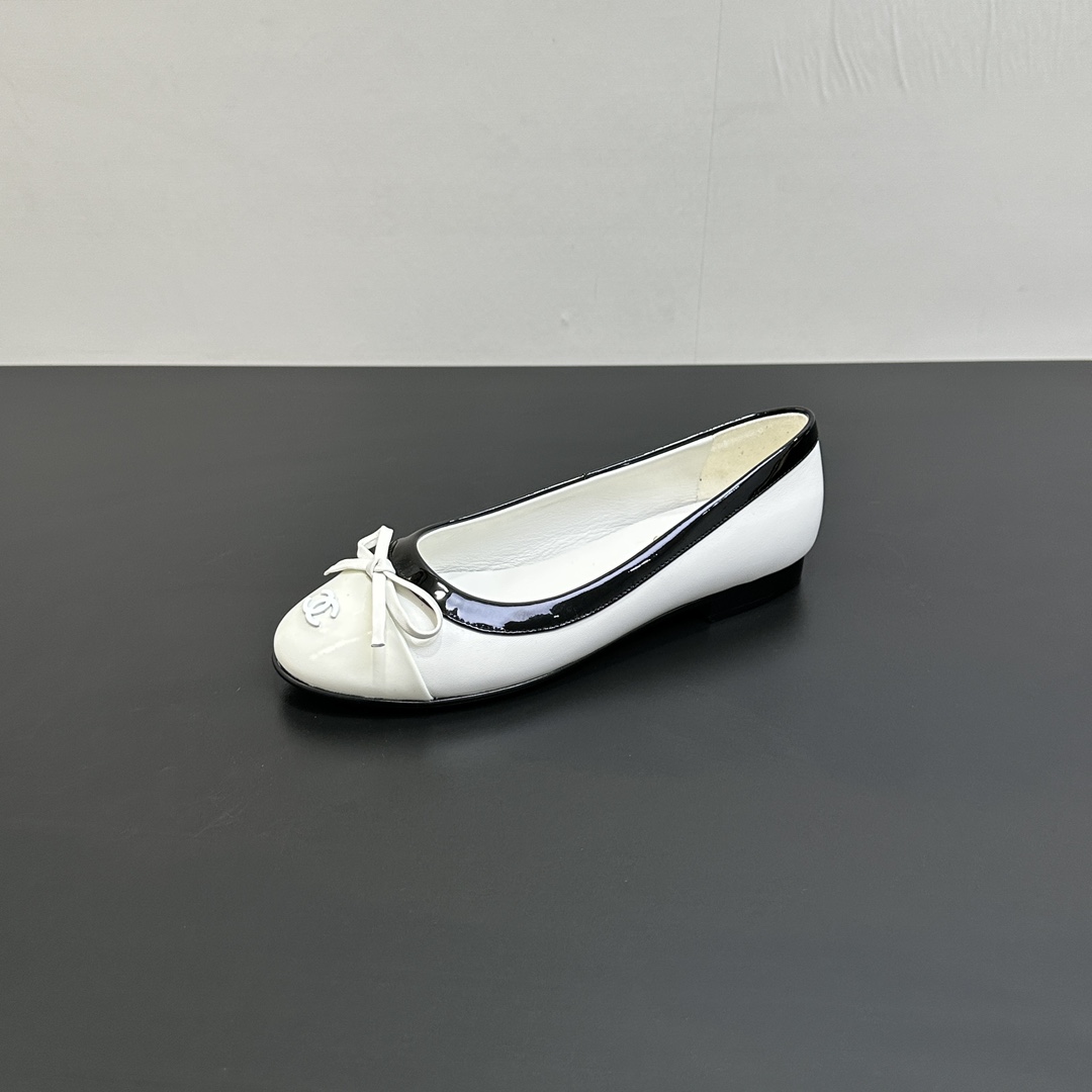 NO:876111,CHANEL Chanel small fragrance ballet shoes and flats open a chapter of exquisite and elegant fashion. The upper is made of high-quality sheepskin, which has a delicate luster and full texture.  , the bow design is smart and playful, adding a sweet and romantic atmosphere to the simple shoe style, and the double C logo is low-key and luxurious. Whether it is paired with a workplace suit to show a capable temperament or matched with a skirt to show a gentle lady style, it can be easily adapted and help you become the focus of the street. Sheepskin surface, sheepskin lining, leather sole 35-39 (40.41 fixed), ballet shoes, chanel, chanel, flats, skirts, sheepskin19860909CHANEL香奈儿小香风芭蕾单鞋平底鞋,开启精致优雅的时尚篇章.鞋面甄选优质羊皮,光泽细腻且质感十足 ,蝴蝶结设计灵动俏皮,为简约鞋型增添甜美浪漫氛围,双C标志低调又奢华.无论是搭配职场套装,展现干练气质；还是与裙装相配,演绎温柔淑女风,它都能轻松适配,助你成为街头焦点.羊皮面,羊皮里,真皮底 35-39（40.41定）,芭蕾舞鞋,chanel,chanel,flats,skirts,sheepskin,Women's Shoes