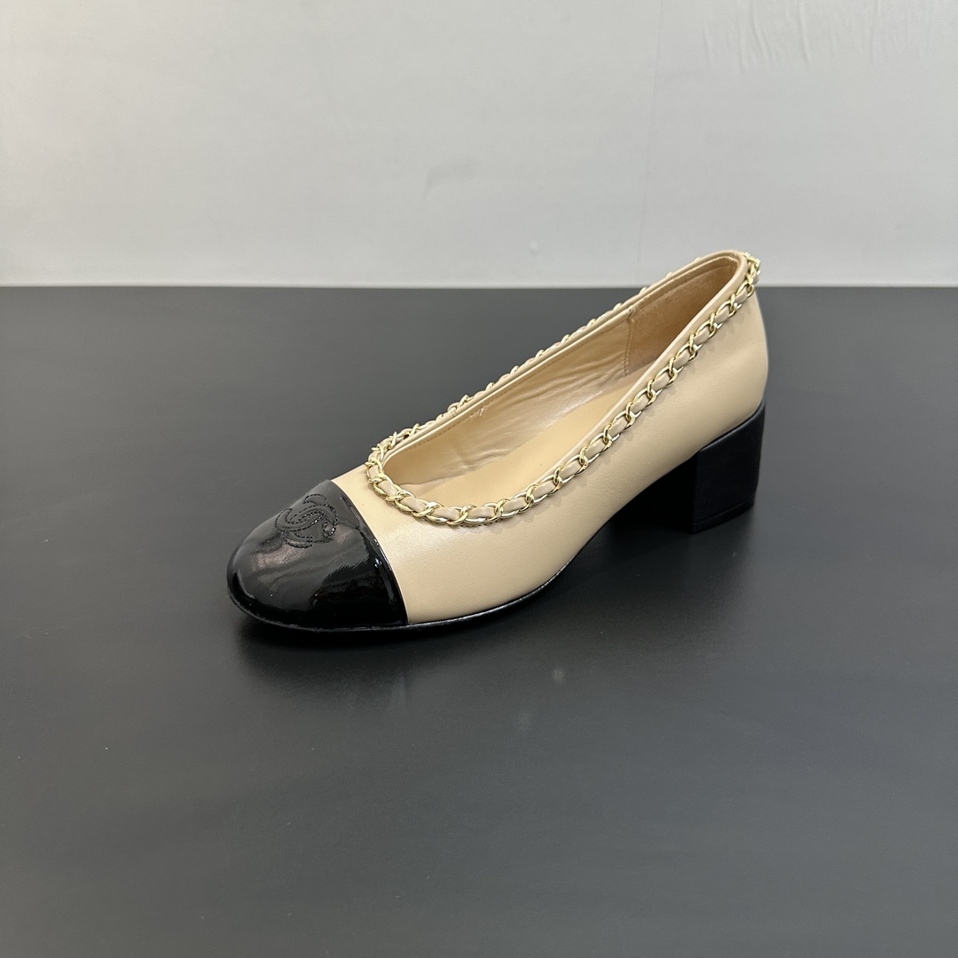 NO:482024,New Chanel 25B Xiaoxiang Chain Double C single shoes flat/thick heel spliced ​​single shoes A magical shoe full of fragrance, this year's classic leather chain elements, high-end ladylike temperament, thousands of shoes, for office workers, comfort and versatility are the most important. Upper sheepskin, inner footbed sheepskin, sole Italian leather outsole, high flat heel 1.5cm/thick heel 5cm Size 35-39 (40.41 custom made without return), single shoes, chanel, chanel, chanel, sheepskin, Leather soles19860909早秋新款Chanel 香奈儿25B 小香链条双C单鞋平底/粗跟拼接单鞋 一款充满香家气息的神鞋,今年经典穿皮链条元素,高级的淑女气质 鞋子千千万,对于上班族来说,舒适和百搭最重要. 鞋面羊皮 内里垫脚羊皮 鞋底意大利真皮大底 跟高平跟1.5cm/粗跟5cm 码数35-39（40.41定做不退换）,单鞋,chanel,chanel,chanel,sheepskin,Leather soles,Women's Shoes