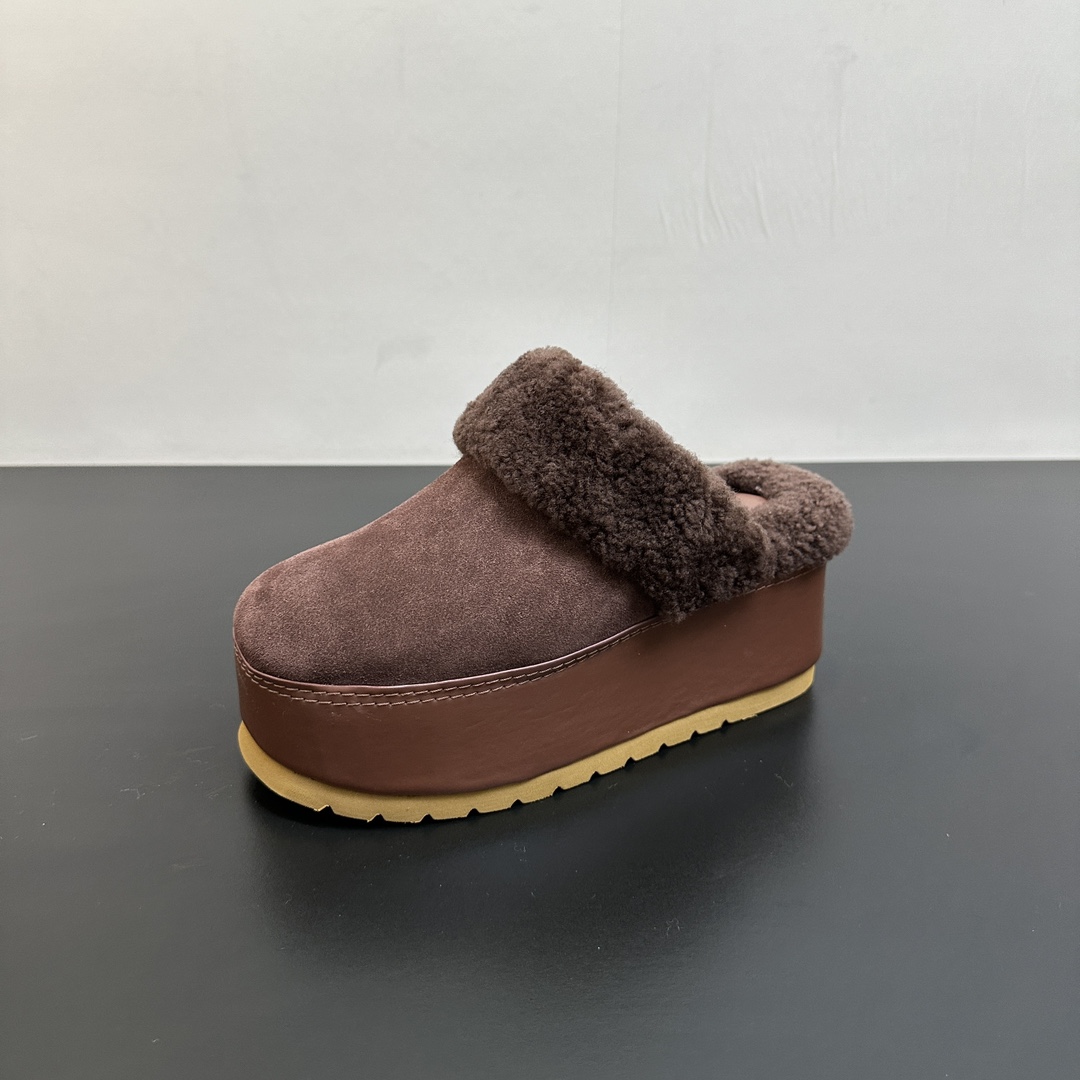 NO:482028,CELINE/Selin 2025 new thick-soled sponge cake-soled wool slippers. This season's Selin made me love it again!  It looks cute and fashionable, with long legs that are unique, surprisingly warm, really makes me unable to extricate myself, so cute~ The furry wool is made of imported A-grade wool from Europe. We are consistent with the original version, all pure wool is used. The upper is frosted cowhide. We choose the original outsole with wear-resistant and non-slip height. The rear height is 7cm, the front height is 6cm, and the size is 35-41 (40.41 custom made without return or replacement), semi-torque fur shoes, celine, celine, slippers, cowhide19860909CELINE/塞林2025新品厚底松糕底羊毛拖鞋 这一季的赛琳又让我重新爱了它一次！ 巨显可爱和时髦,拉长腿一绝,出奇的暖和真的是让我无法自拔真太可爱了～ 毛茸茸的羊毛是选用欧洲进口A级羊毛 我们做到与原版一致全部采用纯羊毛 鞋面是磨砂牛皮 我们选用的是原版大底耐磨防滑 后高7cm,前高6cm 码数35-41（40.41定做不退不换）,半拖毛毛鞋,celine,celine,slippers,cowhide,Women's Shoes