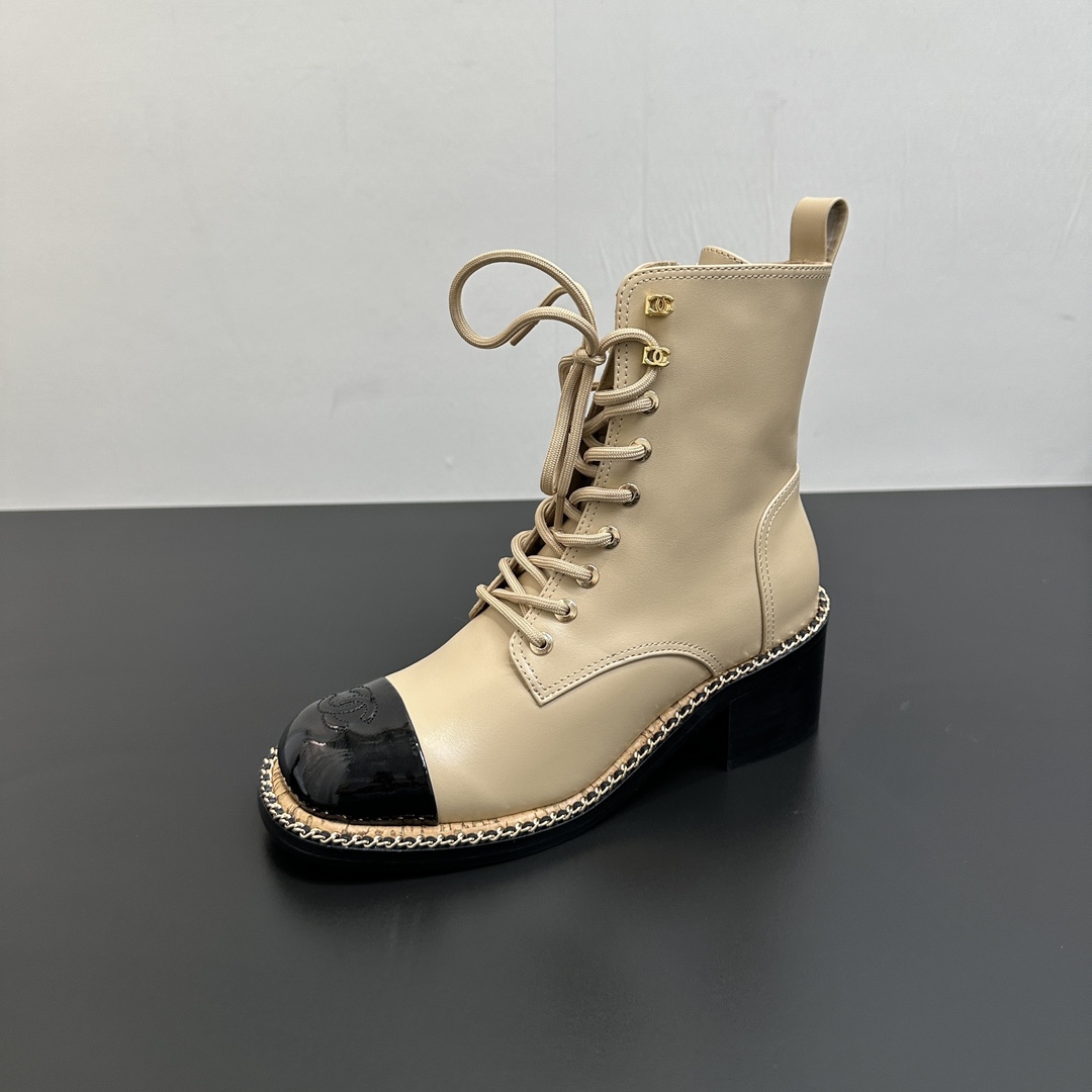 NO:482031,25Ss autumn and winter new Chanel small fragrance chain square head thick heel spliced ​​lace-up zipper short boots. Xiangjia's temperament continues with high luxury style. The brand's classic leather-wearing chain elements are applied to the soles. It is really based on the aesthetics of fragrant powder. When worn, it is the elegant and elegant daughter herself!  The elastic leather fabric is very soft, has strong wrapping ability, and is elegant and comfortable to wear!  Upper sheepskin inner sheepskin footbed goatskin sole Italian grade A leather outsole!  Heel height 6cm, yardage 35-39 (40,41 custom made without return), boots, chanel, chanel, boots, sheepskin, Leather soles1986090925Ss秋冬新款Chanel小香链条方头粗跟拼接系带内拉链短靴 香家气质高奢风延续.把品牌经典的穿皮链条元素运用到了鞋底上,真是完全长在香粉的审美上,穿上就是优雅气质的千金大小姐本人！弹力皮面料非常柔软,包裹性强,穿着大气舒适！ 鞋面羊皮 内里羊皮 垫脚山羊皮 鞋底意大利Ａ级真皮大底！ 跟高6cm 码数35-39（40,41订做不退换）,靴子,chanel,chanel,boots,sheepskin,Leather soles,Women's Shoes