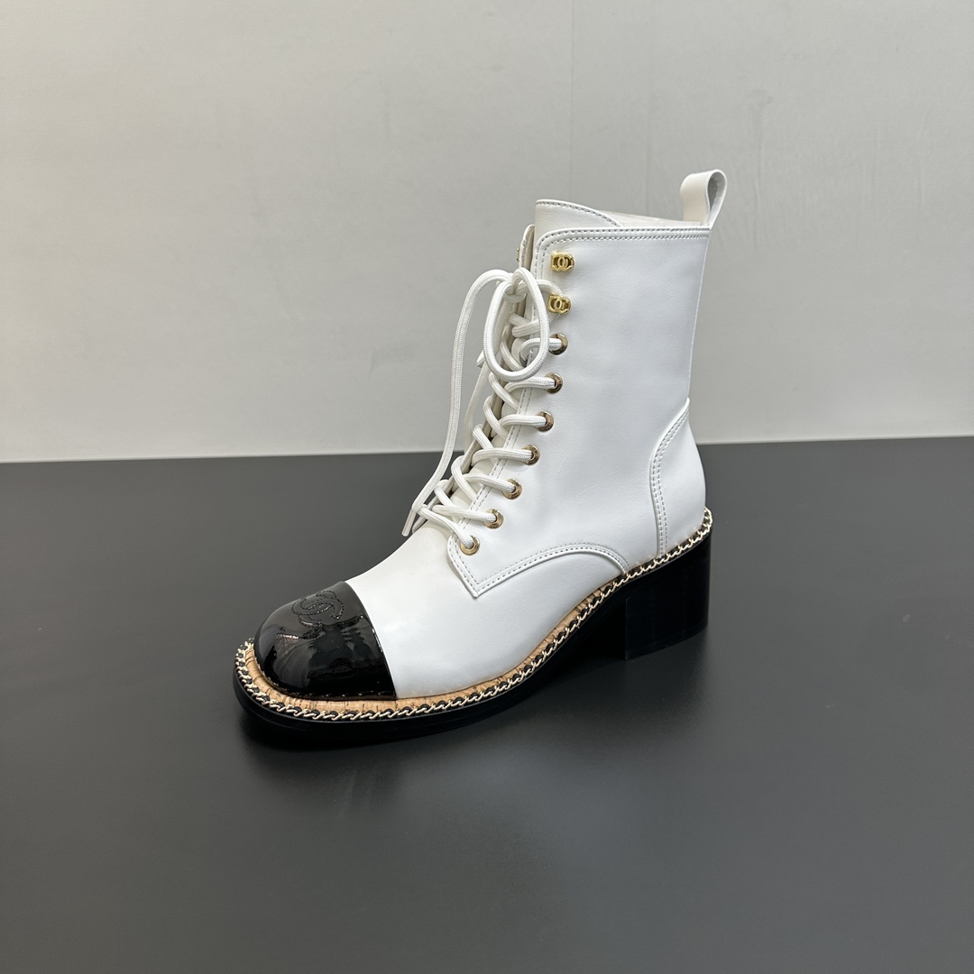 NO:482036,25Ss autumn and winter new Chanel small fragrance chain square head thick heel spliced ​​lace-up zipper short boots. Xiangjia's temperament continues with high luxury style. The brand's classic leather-wearing chain elements are applied to the soles. It is really based on the aesthetics of fragrant powder. When worn, it is the elegant and elegant daughter herself!  The elastic leather fabric is very soft, has strong wrapping ability, and is elegant and comfortable to wear!  Upper sheepskin inner sheepskin footbed goatskin sole Italian grade A leather outsole!  Heel height 6cm, yardage 35-39 (40, 41 custom made non-return, boots, chanel, chanel, boots, sheepskin, Leather soles1986090925Ss秋冬新款Chanel小香链条方头粗跟拼接系带内拉链短靴 香家气质高奢风延续.把品牌经典的穿皮链条元素运用到了鞋底上,真是完全长在香粉的审美上,穿上就是优雅气质的千金大小姐本人！弹力皮面料非常柔软,包裹性强,穿着大气舒适！ 鞋面羊皮 内里羊皮 垫脚山羊皮 鞋底意大利Ａ级真皮大底！ 跟高6cm 码数35-39（40,41订做不退换,靴子,chanel,chanel,boots,sheepskin,Leather soles,Women's Shoes