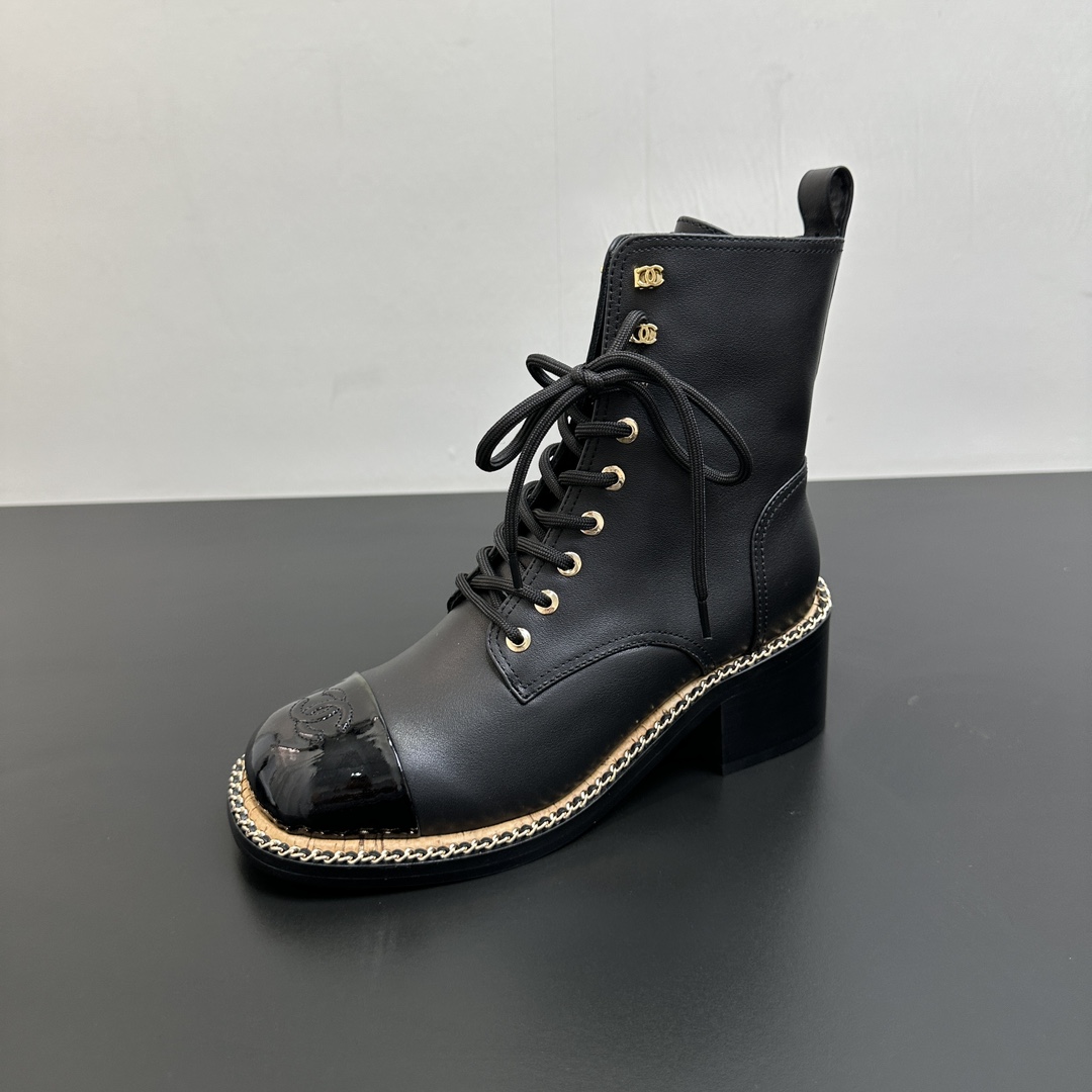 NO:482041,25Ss autumn and winter new Chanel small fragrance chain square head thick heel spliced ​​lace-up zipper short boots. Xiangjia's temperament continues with a high-end style. The brand's classic leather-wearing chain elements are applied to the soles. It is really based on the aesthetics of fragrant powder. When worn, it is the elegant and elegant daughter herself!  The elastic leather fabric is very soft, has strong wrapping ability, and is elegant and comfortable to wear!  Upper sheepskin inner sheepskin footbed goatskin sole Italian grade A leather outsole!  Heel height 6cm, yardage 35-39 (40,41 custom made without return), boots, chanel, chanel, boots, sheepskin, Leather soles1986090925Ss秋冬新款Chanel小香链条方头粗跟拼接系带内拉链短靴 香家气质高奢风延续.把品牌经典的穿皮链条元素运用到了鞋底上,真是完全长在香粉的审美上,穿上就是优雅气质的千金大小姐本人！弹力皮面料非常柔软,包裹性强,穿着大气舒适！ 鞋面羊皮 内里羊皮 垫脚山羊皮 鞋底意大利Ａ级真皮大底！ 跟高6cm 码数35-39（40,41订做不退换）,靴子,chanel,chanel,boots,sheepskin,Leather soles,Women's Shoes