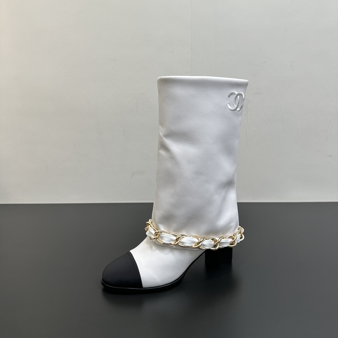 NO:481910,CHANEL Xiaoxiang 25k autumn and winter large chain thick heels trouser leg boots long boots iconic large chain design makes the classic look!  The rough but delicate metal chain surrounds the boots. The exquisite balance between hardness and softness is achieved, and the collision creates a very impactful fashion spark. When walking, the chain sways gently with the pace, making a pleasant sound, and every move is full of chic and unrestrained. The clever design of the heel not only ensures the comfort of wearing. Whether it is paired with simple wide-leg pants to create a casual and atmospheric workplace style, or matched with short skirts and shorts to show the playfulness of youthfulness or slim jeans to interpret the casual and fashionable urban style, every step is on the aesthetic point. It is a 'hard product' that can be worn in the closet for ten years. The fabric is made of original sheepskin, and the inner foot pads are all lambskin. Italian imported cowhide large sole, with heel height of 5.5cm  size35-39 (40/41 customization), boots, chanel, chanel, boots, skirts, shorts, jeans, cowhide, sheepskin19860909CHANEL香奈儿小香25k秋冬大链条粗跟裤管靴长靴 标志性的大链条设计,把经典玩出花！ 粗旷却不失精致的金属链条环绕靴筒 在硬朗与柔美间达到精妙平衡 碰撞出极具冲击力的时尚火花. 行走时 链条随着步伐轻轻晃动 发出悦耳声响 举手投足间尽显潇洒不羁 . 中跟的巧妙设计 既保证了穿着的舒适度 无论是搭配简约的阔腿裤 营造随性大气的职场风格 还是与短裙短裤相配 展露青春活力的俏皮感 亦或是配上修身牛仔裤 演绎休闲时尚的都市风情, 每一步都踩在审美点上 是衣橱里能穿十年的“硬货” 面料采用原版羊皮 内里垫脚均为小羊皮 意大利进口牛皮大底,跟高5.5cm size35-39（40/41定制）,靴子,chanel,chanel,boots,skirts,shorts,jeans,cowhide,sheepskin,Women's Shoes