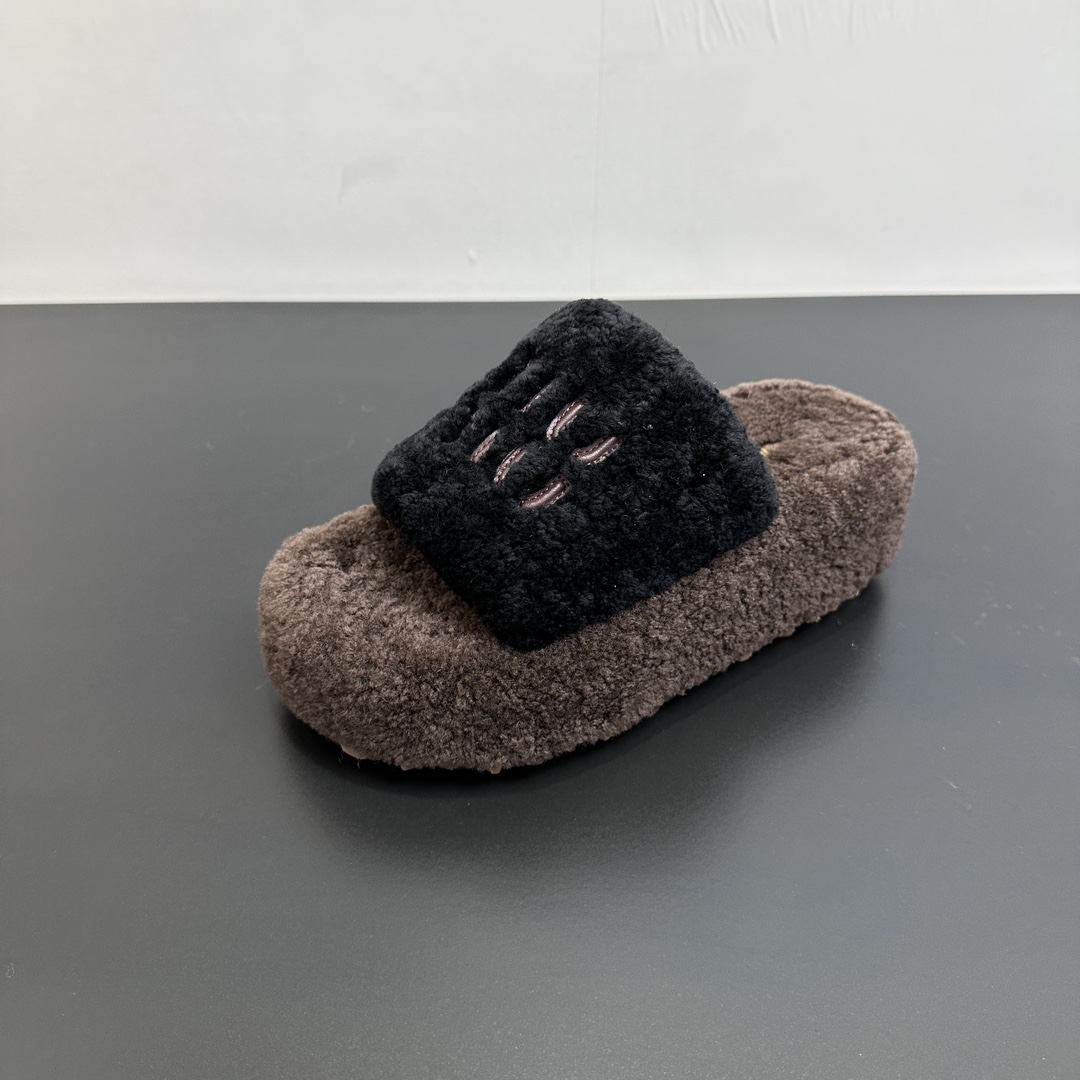 NO:482009,MiuMiu Miu Miu's new sponge cake bottom thick sole wool dripping. Every autumn and winter comes, wool dripping is an essential item. Not only is it warm enough, it can also have a comfortable touch. No matter what you match, it has a casual and fashionable pure wool. It is thick and solid when you push it away with it. It has a strong and solid weight. The inner foot pad is real wool. Soft foot feel. I love the customized original rubber sole. The bottom sheet is wear-resistant and non-slip. CSize35-41 (customized by 40 41), fur shoes and slippers, miumiu, slippers19860909MiuMiu缪缪秋冬新款松糕底厚底毛毛拖 每逢秋冬来临 毛拖是必不可少的单品 不仅足够保暖 还能拥有舒适的触感无论搭配什么都有种漫不经心的时髦纯羊毛有用手拨开是厚厚实实的 份量感足 内里垫脚真羊毛 软软的脚感我爱了定制原版橡胶大底 底片耐磨防滑CSize35-41（40 41定制）,毛毛鞋拖鞋,miumiu,slippers,Women's Shoes