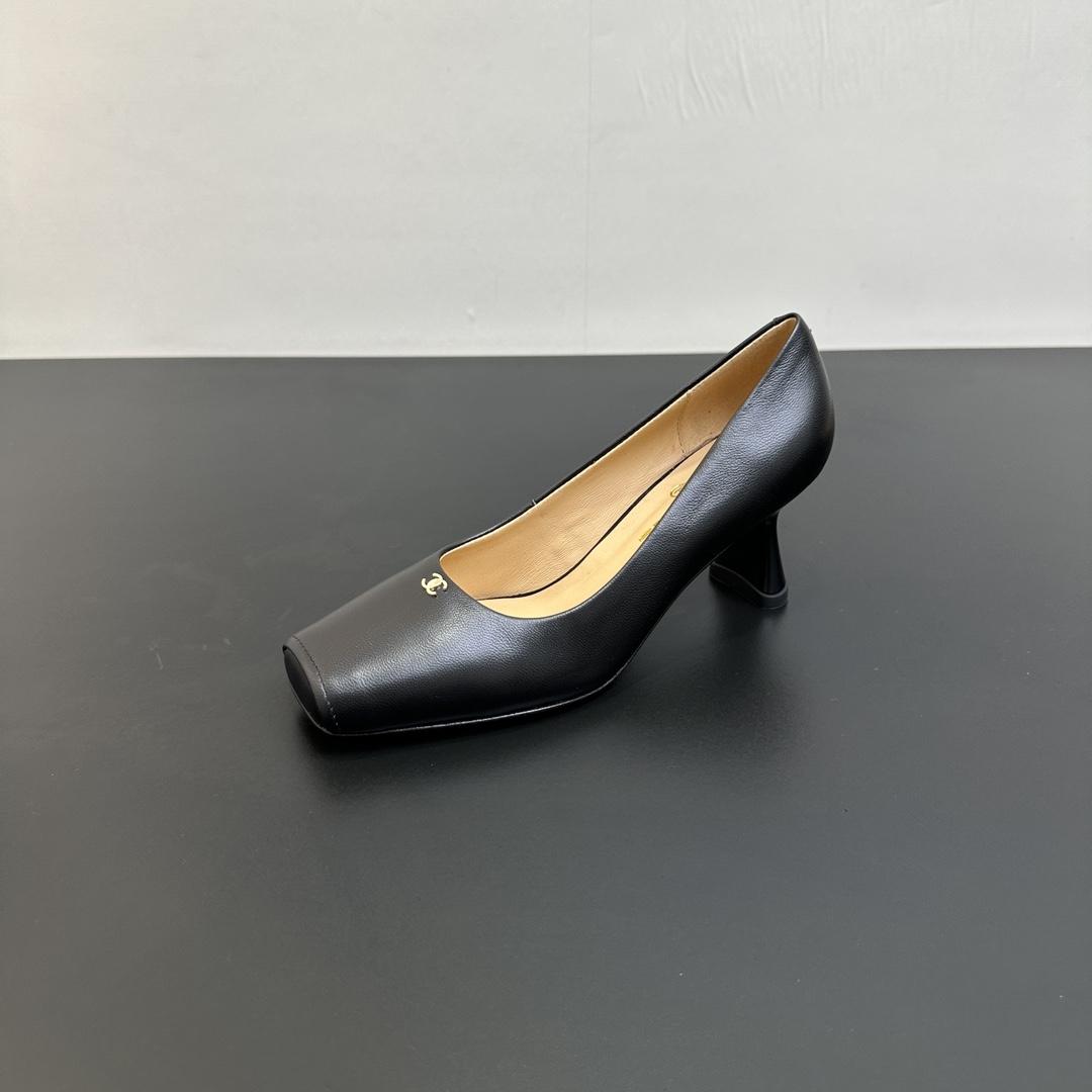 NO:482019,2025ss CHANEL fragrant grandma Chanel fish mouth high heel shoes. Classic square toe contour, smooth and neat, suitable for a variety of styles. The shoe body is decorated with an iconic double C logo, and the details show a luxurious texture. The moderate thick heel design makes you walk steadily and not tired. Whether you are going out on the street or attending formal occasions, it can help you become the focus easily. Fabric sheepskin Size 35–41 (customized by 40, 41) Outsole genuine leather sole Heel height 6.5cm, high heels single shoes, chanel, chanel, high heels, sheepskin198609092025ss CHANEL香奶奶香奈儿鱼嘴高跟单鞋 经典方头轮廓,流畅利落,适配多种风格穿搭.鞋身点缀标志性双C logo,细节之处彰显奢华质感 .适中的粗跟设计,走路稳当不累脚,无论是日常出街还是出席正式场合,都能助你轻松成为焦点. 面料羊皮 码数35–41（40、41定制） 大底真皮鞋底 跟高6.5cm,高跟鞋单鞋,chanel,chanel,high heels,sheepskin,Women's Shoes