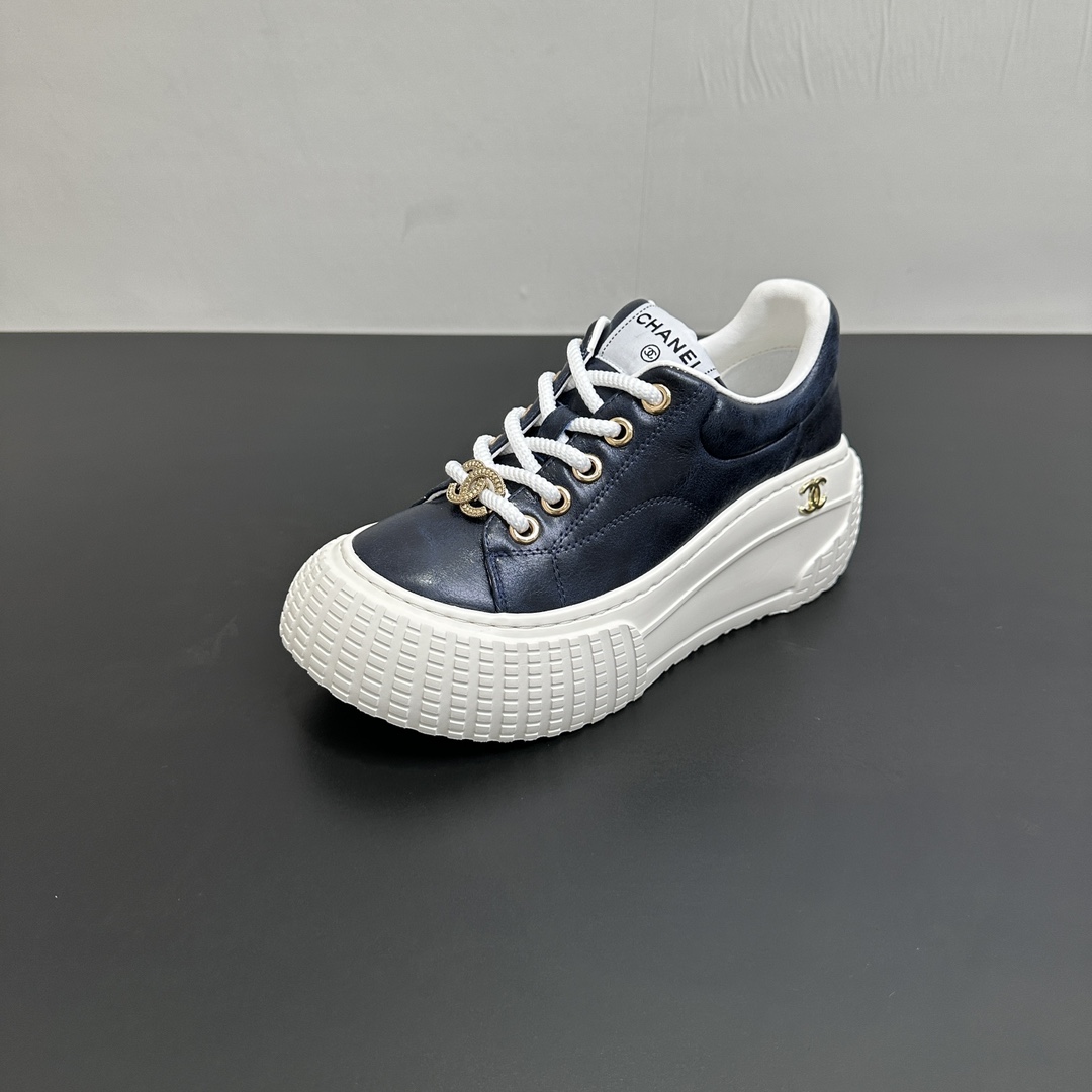 NO:482014,CHANEL chanel bread shoes, old-fashioned dirty shoes. Casual shoes, casual shoes, casual board shoes ~Original height-enhancing calfskin panda shoes Xiaoxiang hot items Classic black and white Panda color matching coco girls necessary for purchase Fabric: Original custom mixed cowhide Inner: Sheepskin Outsole: Original open mold rubber sole Size: Women's model 35-39 (40.41 custom), casual shoes/sports shoes, chanel, chanel, sneakers, cowhide, sheepskin19860909CHANEL香奈儿面包鞋,做旧款脏脏鞋.休闲鞋运动鞋,休闲板鞋  ～原版增高小牛皮熊猫鞋 小香 爆款单品 经典黑白 熊猫配色 coco女孩必要入款 面料: 原版定制混种牛皮 内里: 羊皮 大底: 原版开模橡胶底 Size: 女款35-39（40.41定）,休闲鞋/运动鞋,chanel,chanel,sneakers,cowhide,sheepskin,Women's Shoes