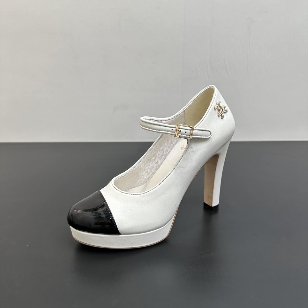 NO:482003,CHANEL ｜Xiaoxiang Chanel 25P Spring and Summer New Products: Thick Heels, Thick Sole Waterproof Platform Single Shoes, Mary Jane Chanel's series of high heels combine classic and fashion. Black and white contrasting toe is an elegant logo that never goes out of date. The upper is made of diverse materials, silk shines and tweed texture. Various colors are suitable for different styles. The waterproof platform and thick heel design not only lengthens the lines of the legs, but also takes into account the comfort of walking, which is an excellent item to enhance temperament. The fabric is made of original sheepskin, the inner foot pad is made of silk sheepskin genuine leather sole Size35-39 (customized by 40/41, no return or exchange), high heels, chanel, chanel, mary jane, high heels, sheepskin, silk fabric19860909CHANEL ｜小香香奈儿25P春夏新品 粗跟厚底防水台单鞋玛丽珍 香奈儿这系列高跟鞋,将经典与时尚精妙融合.黑白撞色鞋头,是永不过时的优雅标识.鞋面材质多样,绸缎闪耀光泽,粗花呢质感独特.多样色彩适配不同风格,防水台与粗跟设计,既拉长腿部线条,又兼顾行走舒适,是提升气质的绝佳单品. 面料采用原版羊皮 内里垫脚采用丝绸羊皮 真皮底 Size35-39（40/41定制不退换）,高跟鞋单鞋,chanel,chanel,mary jane,high heels,sheepskin,silk fabric,Women's Shoes