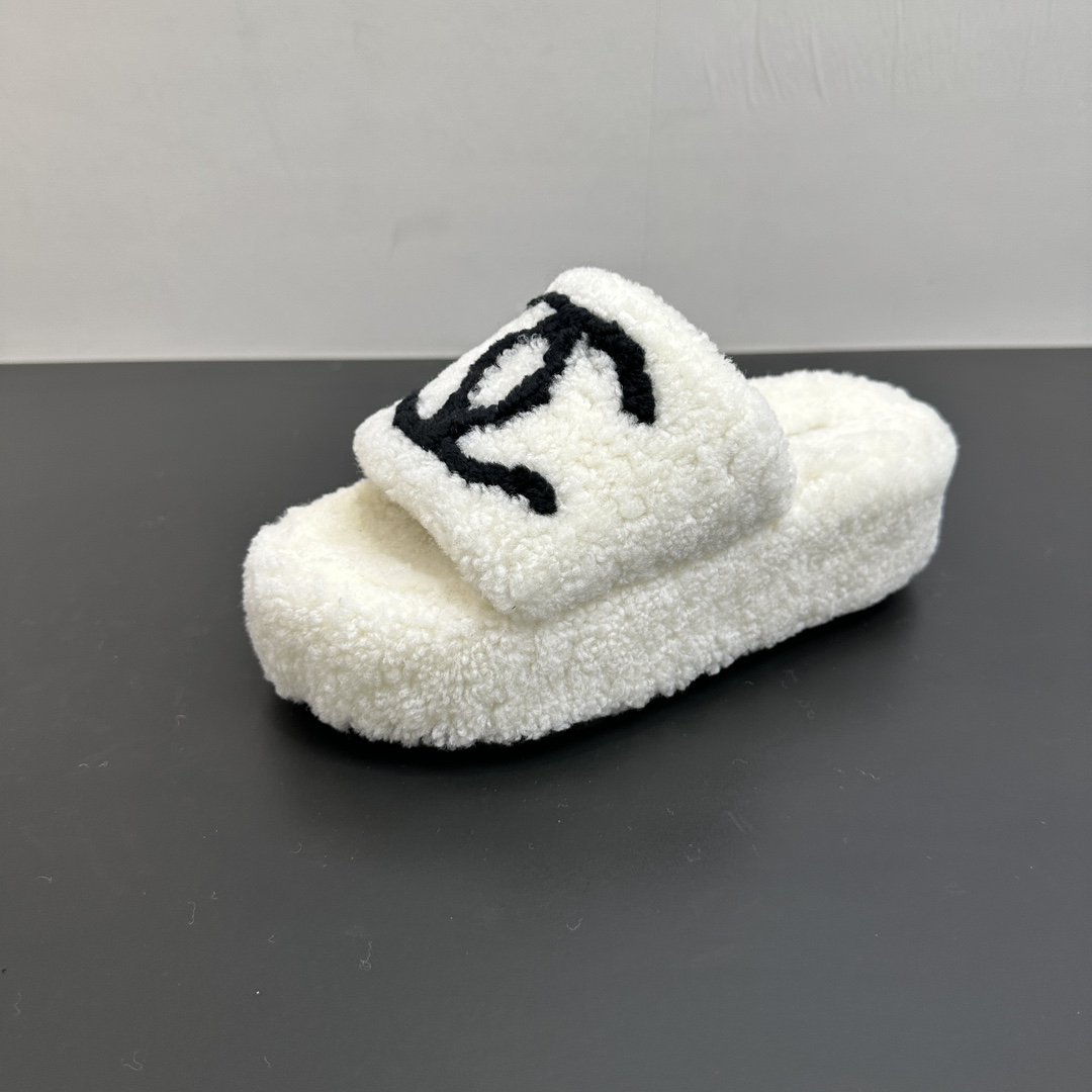NO:482008,Chanel 25K new thick-soled wool fleece slippers!  This fleece slippers is really cute~ Soft and fluffy fur, comfortable and warm feet! Increase height to make your legs look longer! It is casual and lazy with socks in autumn and winter. It looks beautiful and fashionable! It is so beautiful! Imported wool, delicate and soft and silky. Original open mold rubber sole Size35-39 (customized on 40/41), fleece slippers, chanel, chanel, slippers, socks19860909Chanel香奈儿 25K新款厚底羊毛毛毛拖鞋！ 这款毛拖真的是真太可爱了～ 柔软蓬松的毛毛,舒服暖脚! 增高显腿长! 秋冬搭配袜子休闲又慵懒 上脚真的好看又时髦!美腻美爆了! 进口羊毛,手感细腻柔软丝滑 原版开模橡胶底 Size35-39（40/41定制）,毛毛鞋拖鞋,chanel,chanel,slippers,socks,Women's Shoes