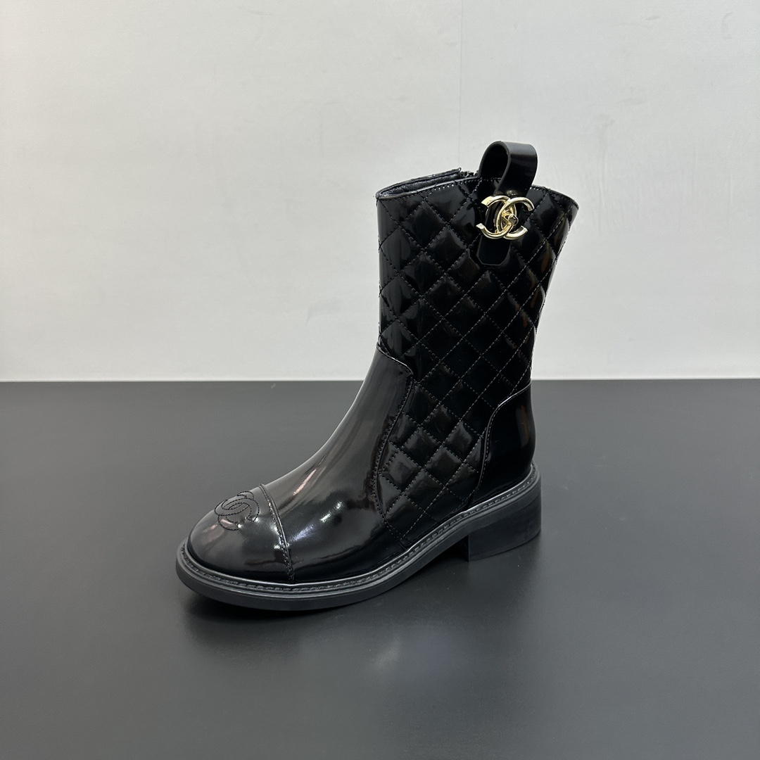 NO:482004,Chanel 25 autumn and winter new round-head electric embroidered diamond zipper boots. Unique label and elastic design, suitable for all foot shapes, slim and versatile ~ The classic style combination creates a strong sense of high-end. The feet are very delicate, playful and feminine~ The counter is full packaging, imported sheepskin upper, smooth and positive style, matte lambskin footbed, rubber sole Size#35-41 (40 41 Custom made no return), boots, chanel, chanel, boots, sheepskin19860909Chanel 香奈儿 25秋冬新款圆头电绣菱格内拉链短靴 独特标签及松紧扣设计,适合一切脚型,显瘦百搭～经典版型搭配组合营造出了很强烈的高级感 上脚非常精致 俏皮 而且很显女人味～ 专柜全套包装 鞋面进口羊皮 线条流畅版型正,垫脚哑光小羊皮,橡胶大底 Size#35-41(40 41 订做不退换),靴子,chanel,chanel,boots,sheepskin,Women's Shoes