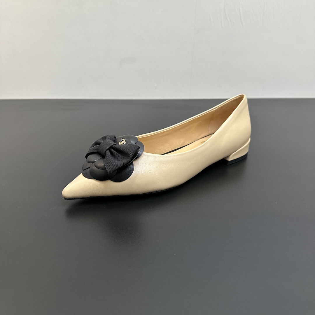 NO:481998,Chanel 2025 new Chanel small fragrance pointed camellia bow flat shoes, playful and a bit mature, high-end, age-reducing and elegant!  Upper sheepskin inner sheepskin inner heel height 2cm sole Italian leather outsole size 35-39 (40,41 custom made without return or exchange), single shoes, chanel, chanel, sheepskin, Leather soles19860909Chanel2025新款香奈儿小香尖头山茶花蝴蝶结平底单鞋,俏皮中又有点轻熟的高级,穿起来减龄又有气质！ 鞋面羊皮 内里羊皮内里 跟高2cm 鞋底意大利真皮大底 码数35-39（40,41定制不退换),单鞋,chanel,chanel,sheepskin,Leather soles,Women's Shoes