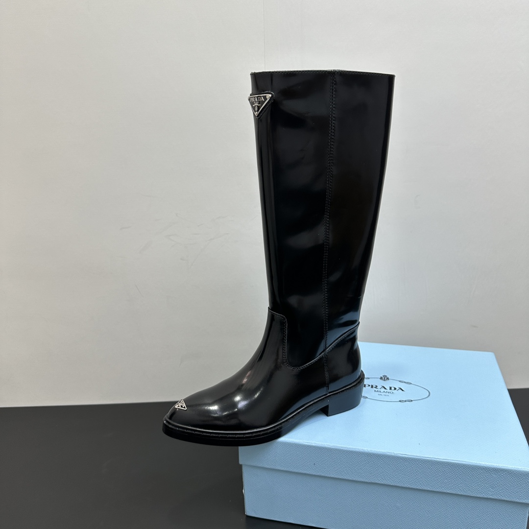 NO:481899,PRADA | Prada autumn and winter new product triangle standard thick heel pointed toe one-tip long boots Chelsea boots The fabric is imported cowhide, high-end fixed-dye sheepskin inner lining, combined sole Heel height 3.5cm Size35-41 (40 41 custom-made non-return and exchange), boots, prada, prada, boots, cowhide, sheepskin19860909PRADA｜普拉达秋冬新品三角标粗跟尖头一脚蹬长靴高靴切尔西靴 面料采用进口牛皮、高级定染羊皮内里、组合鞋底 跟高3.5cm Size35-41（40 41定制不退换）,靴子,prada,prada,boots,cowhide,sheepskin,Women's Shoes