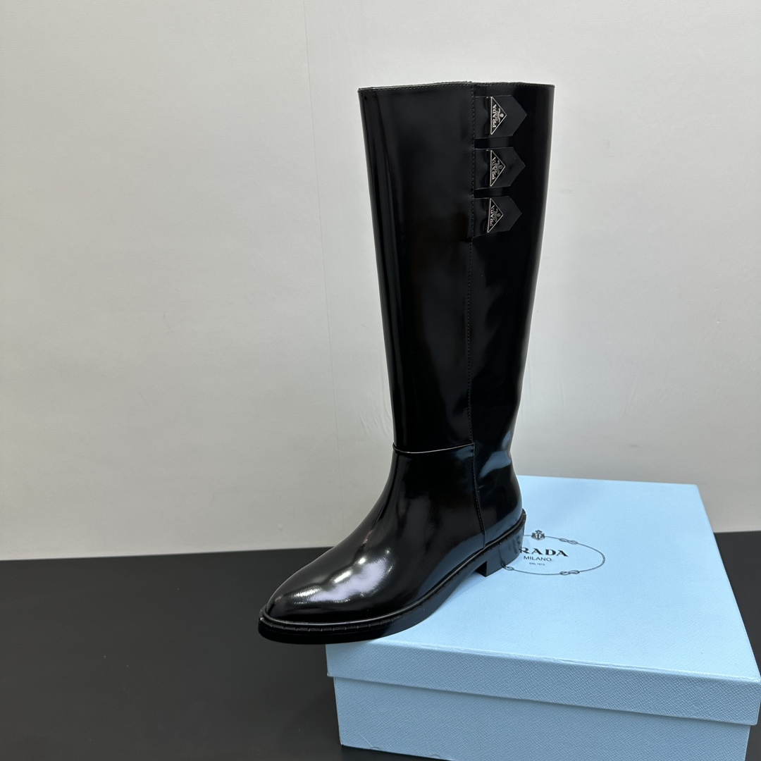 NO:481904,PRADA | Prada autumn and winter new product triangle standard thick heel pointed toe one-tip long boots Chelsea boots The fabric is imported cowhide, high-end fixed-dye sheepskin inner lining, combined sole. The barrel height is 36cm, calf circumference is 35.5cm, heel height is 3.5cm Size35-41 (40 41 custom-made non-return and exchange), boots, prada, prada, boots, cowhide, sheepskin19860909PRADA｜普拉达秋冬新品三角标粗跟尖头一脚蹬长靴高靴切尔西靴 面料采用进口牛皮、高级定染羊皮内里、组合鞋底 筒高36cm, 小腿围35.5cm 跟高3.5cm Size35-41（40 41定制不退换）,靴子,prada,prada,boots,cowhide,sheepskin,Women's Shoes