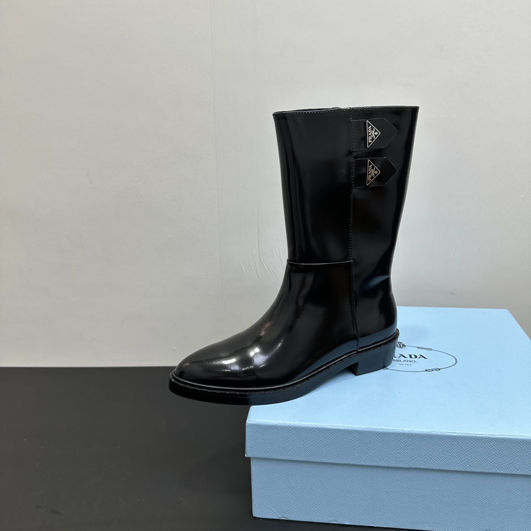 NO:481909,PRADA | Prada autumn and winter new triangle standard thick heel pointed toe one-tip short boots Chelsea boots The fabric is imported cowhide, high-end fixed-dye sheepskin inner lining, combined sole. The barrel height is 24cm, calf circumference is 33cm, heel height is 3.5cm Size35-41 (40 41 custom-made non-return and exchange), boots, prada, prada, boots, cowhide, sheepskin19860909PRADA｜普拉达秋冬新品三角标粗跟尖头一脚蹬短靴切尔西靴 面料采用进口牛皮、高级定染羊皮内里、组合鞋底 筒高24cm, 小腿围33cm 跟高3.5cm Size35-41（40 41定制不退换）,靴子,prada,prada,boots,cowhide,sheepskin,Women's Shoes