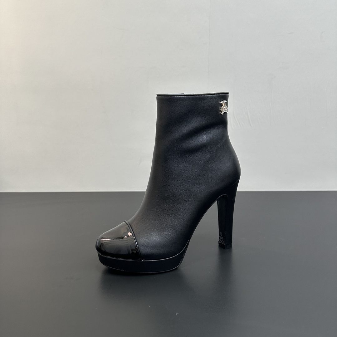 NO:482035,2025 Xiaoxiang CHANEL Chanel waterproof platform high-heeled short boots, a must-have item for this autumn and winter!  !  Chanel's hot short boots in autumn and winter, Xiaohongshu is highly recommended, and it looks good no matter how you match it. It is a must-have for fashionable things. Chanel's women love simple but irresistible matching to show unique styles of dressing, free mixing and matching are shining in place and keep up with the fashionable pace of Grandma Xiang!  !  !  Exquisite details enlarge the original mold opening hardware buckle. Top version purchasing level is created★The upper is made of top-layer sheepskin, sheepskin footbed, genuine leather soles. Size 35-39 (ordered by 40/41), boots, chanel, chanel, boots, sheepskin, Leather soles198609092025小香CHANEL香奈儿防水台高跟短靴,本季秋冬季必备单品！！ 香奈儿秋冬重工爆款短靴 小红书力推款,怎么搭配都好看,时髦精必备,香奈儿女士钟爱简约又难以抗拒搭配展现与众不同的穿搭风格、自由混搭闪耀到位跟紧香奶奶时尚步伐！！！精致细节放大看原版开模五金扣 顶级版本代购级别打造★鞋面采用头层羊皮,羊皮垫脚,真皮大底 码数35-39（40/41订）,靴子,chanel,chanel,boots,sheepskin,Leather soles,Women's Shoes