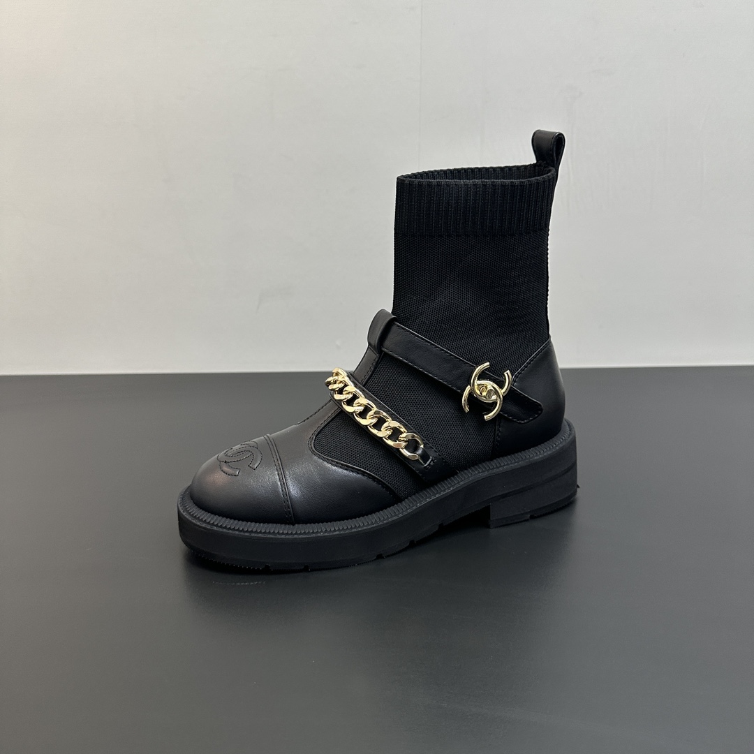 NO:482030,2025 Xiaoxiang CHANEL Chanel socks fly-woven chain boots, a must-have item for this season in autumn and winter!  !  Chanel's hot short boots in autumn and winter, Xiaohongshu is highly recommended, and it looks good no matter how you match it. It is a must-have for fashionable things. Chanel's women love simple but irresistible combinations show unique styles of dressing, free mixing and matching, and keep up with the fashionable pace of Grandma Xiaoxiao!  !  !  Exquisite details enlarge the original mold opening hardware buckle. The top version purchase level is created. ★ The upper uses original cowhide sheepskin inner lining, sheepskin footrest, original mold opening leather sole, size 35-39 (customized for 40 and 41, boots, chanel, chanel, boots, cowhide, sheepskin, Leather soles, socks198609092025小香CHANEL香奈儿袜子飞织链条短靴,本季秋冬季必备单品！！ 香奈儿秋冬重工爆款短靴 小红书力推款,怎么搭配都好看,时髦精必备,香奈儿女士钟爱简约又难以抗拒系搭配展现与众不同的穿搭风格、自由混搭闪耀到位跟紧香奶奶时尚步伐！！！精致细节放大看原版开模五金扣 顶级版本代购级别打造★鞋面采用原版牛皮羊皮内里,羊皮垫脚,原版开模真皮大底,码数35-39（40、41定做,靴子,chanel,chanel,boots,cowhide,sheepskin,Leather soles,socks,Women's Shoes