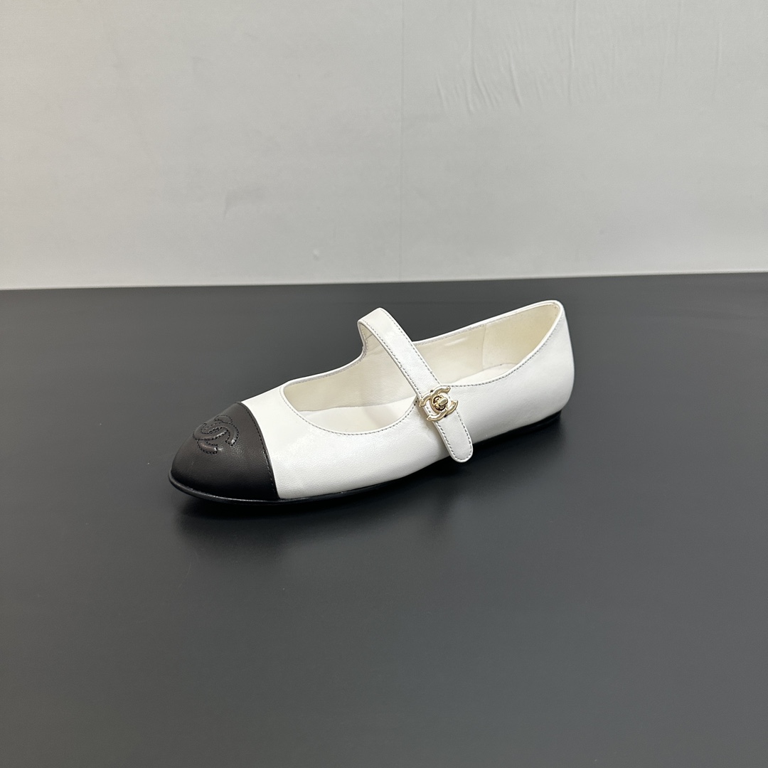 NO:482006,CHANEL｜Chanel Xiaoxiang's classic ringworm Mary Jane round-toe flat-soled single shoes. Love it at first sight. It's not an exaggeration~ This is probably Xiaoxiang's charm. She always understands girls. Although it looks very cold, it has a unique feeling with black stockings. It is the latest model this year. I have already started to arrange it before the counter is on~ I know you will like it. It looks good on the feet. The round and pointed last is not picky about the shape of the feet. It looks slim when wearing wide and fat feet. It also has a wrinkled lambskin splicing. It has a visual impact. The inner is made of sheepskin material. It is hugely soft and comfortable~ Genuine leather soles. Size35-39 (customized on 40/41), single shoes, chanel, chanel, mary jane, sheepskin, Leather soles19860909CHANEL｜香奈儿小香经典菱格玛丽珍圆头平底单鞋 对它一见钟情 不夸张哦～ 这大概就是小香的魅力 总是很懂女生 虽然看上去很冷但配上黑丝袜特有感觉 是今年的最新款来着 专柜还没上我就已经着手安排啦～ 知道你们一定会喜欢 上脚也确实好看 圆尖的楦头对脚型完全不挑 宽胖脚穿也显瘦 而且皱面小羊皮拼接 视觉上很有冲击感 内里是羊皮材质 巨柔软巨舒服哦～ 真皮大底 Size35-39（40/41定制）,单鞋,chanel,chanel,mary jane,sheepskin,Leather soles,Women's Shoes