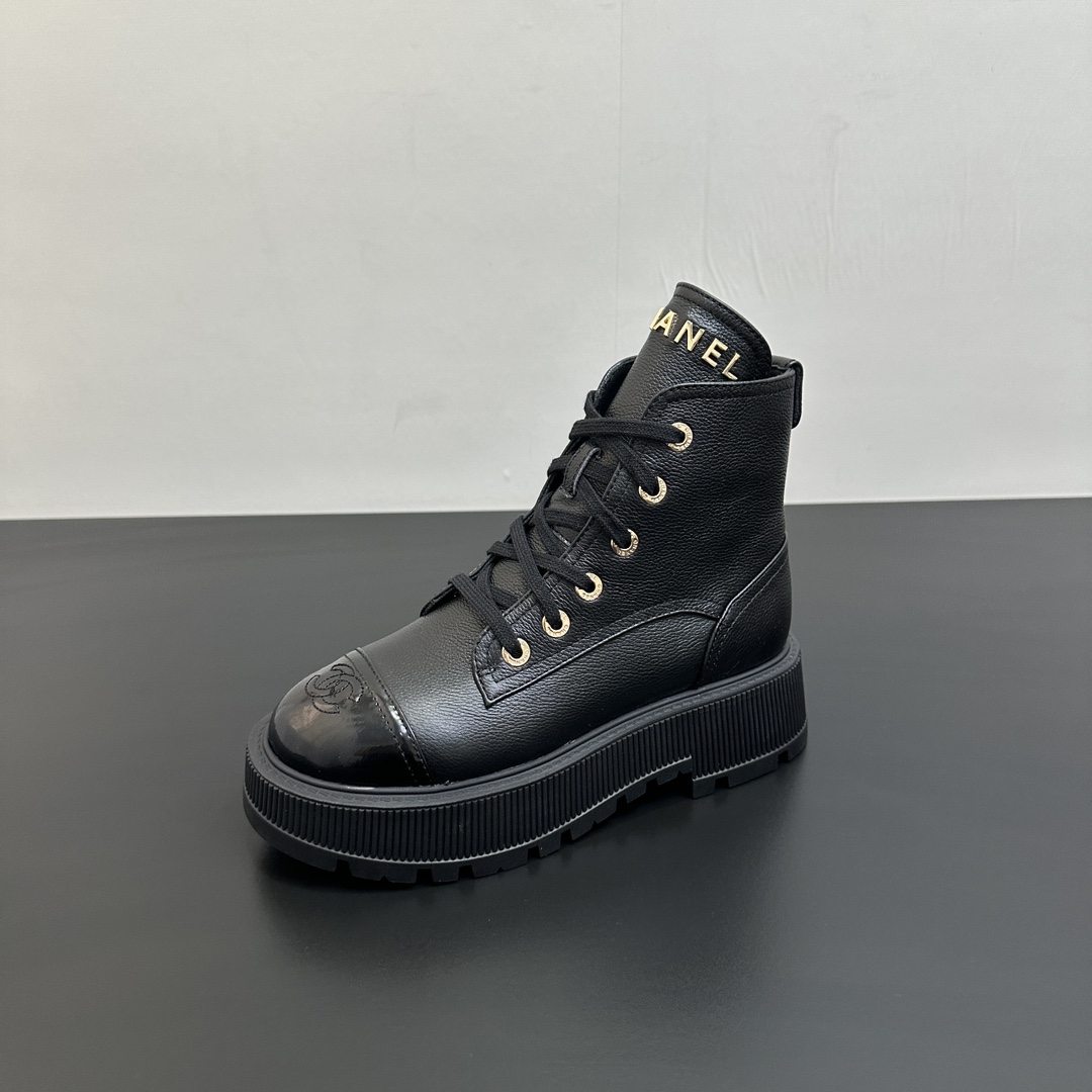 NO:481992,CHANEL Chanel Xiaoxiang 2025 autumn and winter sheepskin lace-up short boots are new. The style is also the basic version of Xiangjia Martin boots, neat and handsome. The upper is made of cowhide, which is super soft and skin-soft, quite broad and full, and handsome!  The inside is soft and water-dyed lambskin!  Original rubber outsole, exclusive, top quality 35-41. 40 41 custom made, boots, chanel, chanel, chanel, boots, cowhide, sheepskin19860909CHANEL香奈儿小香2025秋冬羊皮系带短靴新品 版型也香家马丁靴基础版型,利落帅气 鞋面用了牛皮,超级柔软的贴肤感,挺阔饱满,帅气拿捏！ 内里柔软水染小羊皮！ 鞋底原版橡胶大底 独家 顶级精品35-41. 40 41定做,靴子,chanel,chanel,chanel,boots,cowhide,sheepskin,Women's Shoes