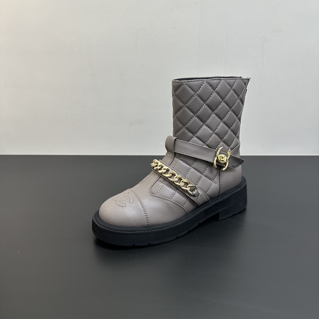 NO:481996,Xiaoxiangjia Chanel25 autumn and winter poster new chain short boots!  Classic boots + British retro design, classic and attractive!  The original inverted mold last is the ultimate 1:1 shape, and the imported exclusive fabric presents a delicate texture!  Chain + diamond boots, custom-made A-class high-definition private mold bottom, luxurious packaging!  - Unparalleled quality, 35-39 (34.40.41 custom made), boots, chanel, chanel, boots,19860909小香家chanel25秋冬海报款新品链条短靴！经典靴型+英伦复古设计,经典耐看！原版倒模楦型,极致1:1形体,进口独家面料呈现出精致质感！链条+菱格靴筒 开模定制A级高密私模大底,奢华包装！ -无二品质,35-39 (34.40.41定做),靴子,chanel,chanel,boots,Women's Shoes