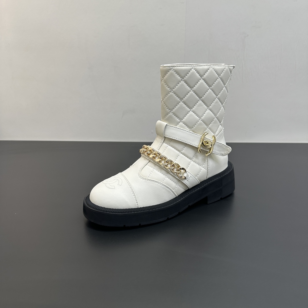 NO:482001,Xiaoxiangjia Chanel25 autumn and winter poster new chain short boots!  Classic boots + British retro design, classic and attractive!  The original inverted mold last is the ultimate 1:1 shape, and the imported exclusive fabric presents a delicate texture!  Chain + diamond boots, custom-made A-class high-definition private mold bottom, luxurious packaging!  - Unparalleled quality, 35-39 (40.41 custom made), boots, chanel, chanel, boots19860909小香家chanel25秋冬海报款新品链条短靴！经典靴型+英伦复古设计,经典耐看！原版倒模楦型,极致1:1形体,进口独家面料呈现出精致质感！链条+菱格靴筒 开模定制A级高密私模大底,奢华包装！ -无二品质,35-39 (40.41定做),靴子,chanel,chanel,boots,Women's Shoes