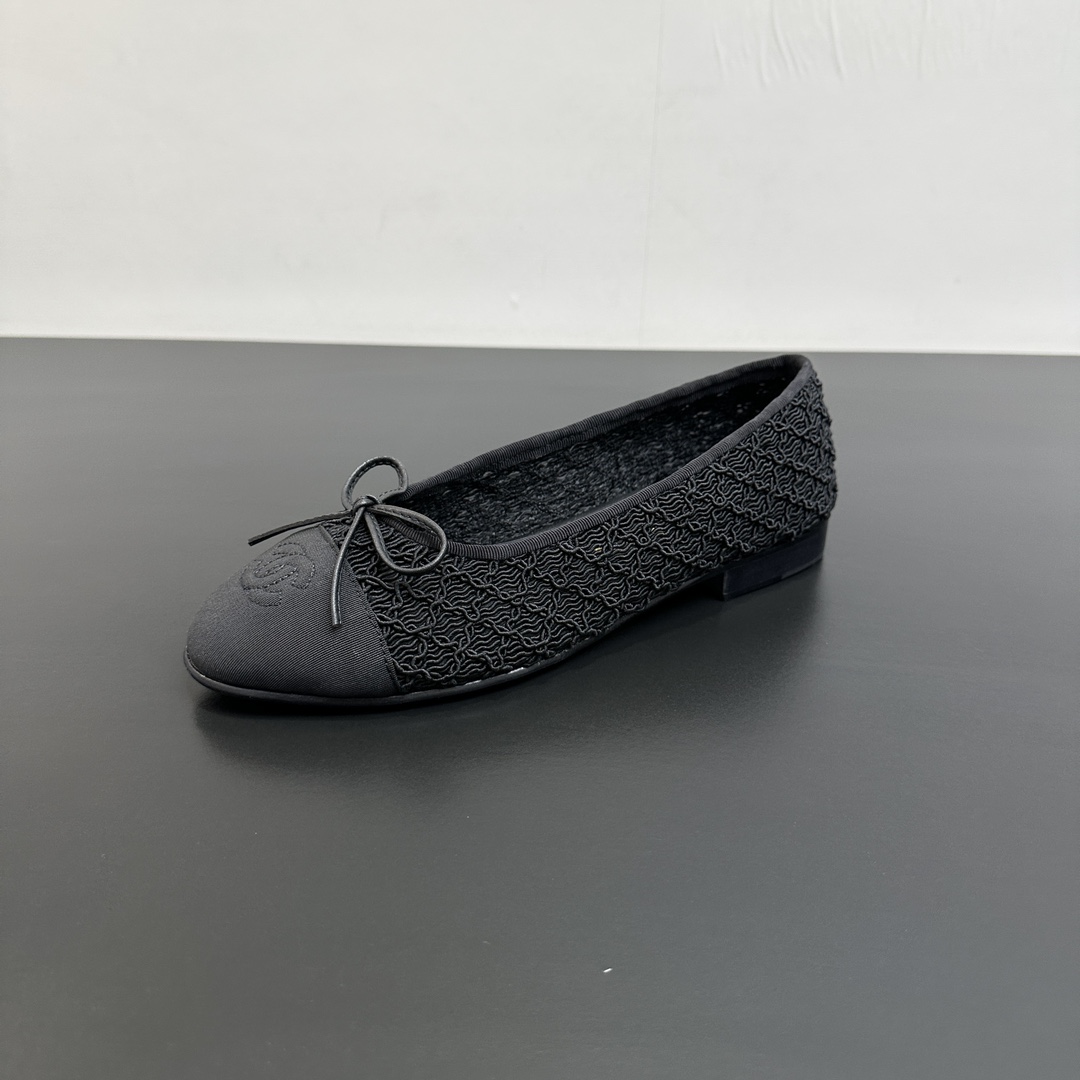 NO:481985,Chanel's top ballet shoes, flat shoes, fashion items, eternal classics and elegance. Exquisite style, celebrities, internet celebrities can be seen everywhere on their feet, luxury, never fading, popular original copy, upper; imported mixed-bred sheepskin, inner sheepskin, size 35-39 (34 40 41 42 43 custom made, non-return), ballet shoes, chanel, chanel, sheepskin19860909chanel小香香奈儿顶级货芭蕾舞鞋 平底单鞋 时尚单品 永恒的经典保持高雅.精美的风格 明星 网红上脚随处可见 奢华 永不褪去的流行原版复制,鞋面；进口混种羊皮 内里羊皮,码数35-39（34 40 41 42 43定做不退换）,芭蕾舞鞋,chanel,chanel,sheepskin,Women's Shoes