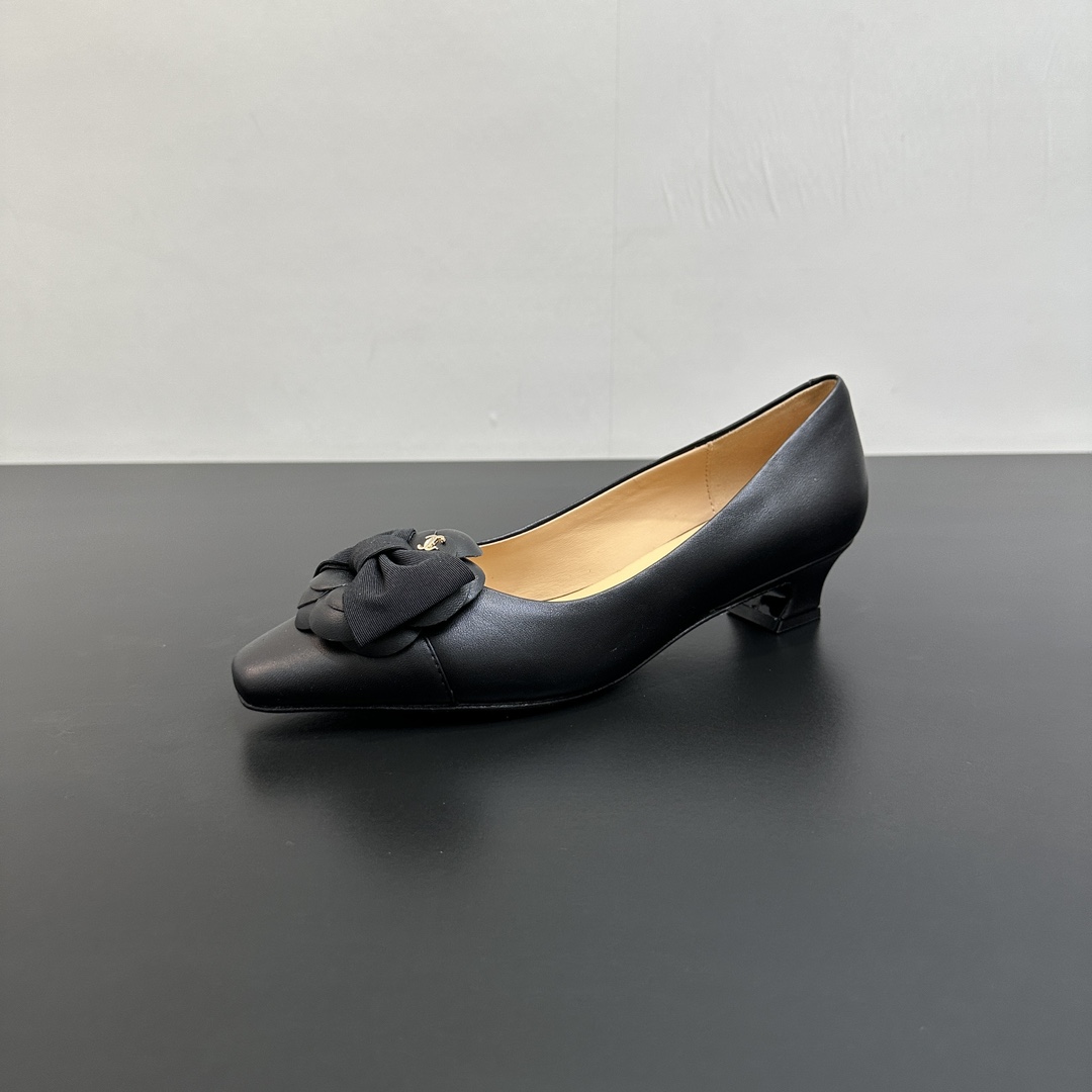 NO:481980,Chanel 2025 new Chanel small square-head camellia bow-tight low-heeled single shoes, playful and a bit mature, it reduces age and has a temperament!  Upper sheepskin inner sheepskin inner heel height 3.5cm sole Italian leather outsole size 35-39 (40,41 custom made without return or exchange), single shoes, chanel, chanel, sheepskin, Leather soles19860909Chanel2025新款香奈儿小香小方头山茶花蝴蝶结低跟单鞋,俏皮中又有点轻熟的高级,穿起来减龄又有气质！ 鞋面羊皮 内里羊皮内里 跟高3.5cm 鞋底意大利真皮大底 码数35-39（40,41定制不退换),单鞋,chanel,chanel,sheepskin,Leather soles,Women's Shoes
