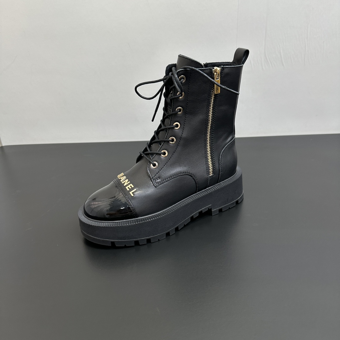 NO:481955,Chanel new letter double zipper, inner and outer zipper splicing short boots, high-version shipment, style Yexiangjia Martin boots basic version, super soft skin-fitting, imported calfskin upper, sheepskin inner footbed, original rubber outsole, Size35-40, boots, chanel, chanel, boots, cowhide, sheepskin19860909Chanel新款字母双拉链 内外拉链拼接短靴 高版本出货 版型也香家马丁靴基础版型 超级柔软的贴肤感 进口小牛皮鞋面 羊皮内里垫脚 原版橡胶大底 Size35-40,靴子,chanel,chanel,boots,cowhide,sheepskin,Women's Shoes