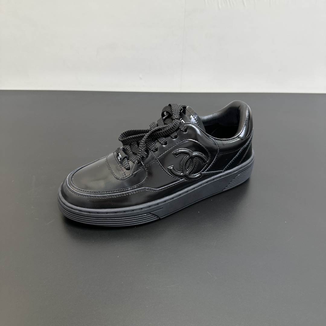 NO:481991,Chanel Chanel 2025 new casual white shoes, sports shoes, this pair of shoes makes sense that it is so popular. It is really comfortable. It is a shoe that coexists with comfort, beauty and versatility. It can easily go 10,000 or 20,000 steps without any pressure. The original development last is delicate and stylish. It is not afraid of wide feet. It will not make your feet fat, and it looks good and comfortable!  It feels very light when worn!  Comfortable and breathable!  Super white looks really perfect. The upper top layer of cowhide is beaded with beads + sheepskin lining. Exclusive 1:1 Original customization [Different market currency] The foot pads are made of imported mixed-bred sheepskin, breathable and comfortable!  TPU big bottom exclusive original development private model!  Different market rubber outsole Size: 35-39 (40 custom made without return or exchange), casual shoes/sports shoes, chanel, chanel, sneakers, cowhide, sheepskin19860909Chanel香奈儿2025新款休闲小白鞋 运动鞋 这双鞋那么火是有道理 真心太舒服了 属于舒适与美貌与百搭并存的一款鞋 轻松暴走一两万步毫无压力 原版开发楦型 秀气有型 宽脚也不怕 不会显脚肥,上脚好看又舒适！穿起来脚感非常轻盈！舒适透气！超级显白真的是绝搭到爆炸 鞋面头层牛皮开边珠+羊皮里 独家1:1 原版定制【区别市场通货】垫脚采用进口混种羊皮,透气舒适！ TPU大底独家原版开发私模！区别市场橡胶大底 Size:35-39（40订做不退换）,休闲鞋/运动鞋,chanel,chanel,sneakers,cowhide,sheepskin,Women's Shoes