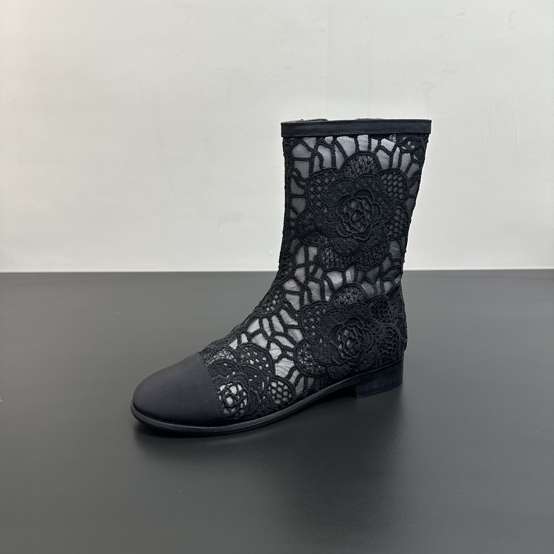 NO:481960,CHANEL Chanel｜Xiaoxiang 24P Spring and Summer New Product Lace Series Double C Thick Heel Short Boots This season's mesh lace is breathtakingly beautiful!  Lace gives people a mysterious feeling. It is hazy and can't see clearly. Whether it is clothes or skirts, it is faintly sexy when worn on women. It is very dreamy and romantic, playful and cute, full of temperament, and it is fashionable and modern, revealing a hint of elegant charm!  This shoe satisfies all girls' fantasies about high heels. It has a girlish feel and can also be worn to look like a goddess!  The upper is made of custom imported lace, the inner tiptoe is all lambskin, Italian imported cowhide sole, cylinder height 20 cm, heel height 2.5cm zesi35-39 (customized by 40/41), boots, chanel, chanel, boots, high heels, skirts, cowhide, sheepskin19860909CHANEL香奈儿｜小香24P春夏新品 蕾丝系列双C粗跟短靴 这一季的网纱蕾丝美得让人窒息！ 蕾丝给人以一种很神秘的感觉 朦胧看不清,不管是衣服还是裙子 穿在女人身上,若隐若现的小性感 很梦幻很浪漫,俏皮可爱,气质十足 又不失时尚现代感,透出丝丝优雅魅力！ 这款鞋满足了女生对高跟鞋的所有幻想 既有少女感,也可以穿出女神范！ 鞋面采用定制进口蕾丝 内里踮脚均为小羊皮 意大利进口牛皮大底 筒高20厘米 跟高2.5cm zesi35-39（40/41定制）,靴子,chanel,chanel,boots,high heels,skirts,cowhide,sheepskin,Women's Shoes