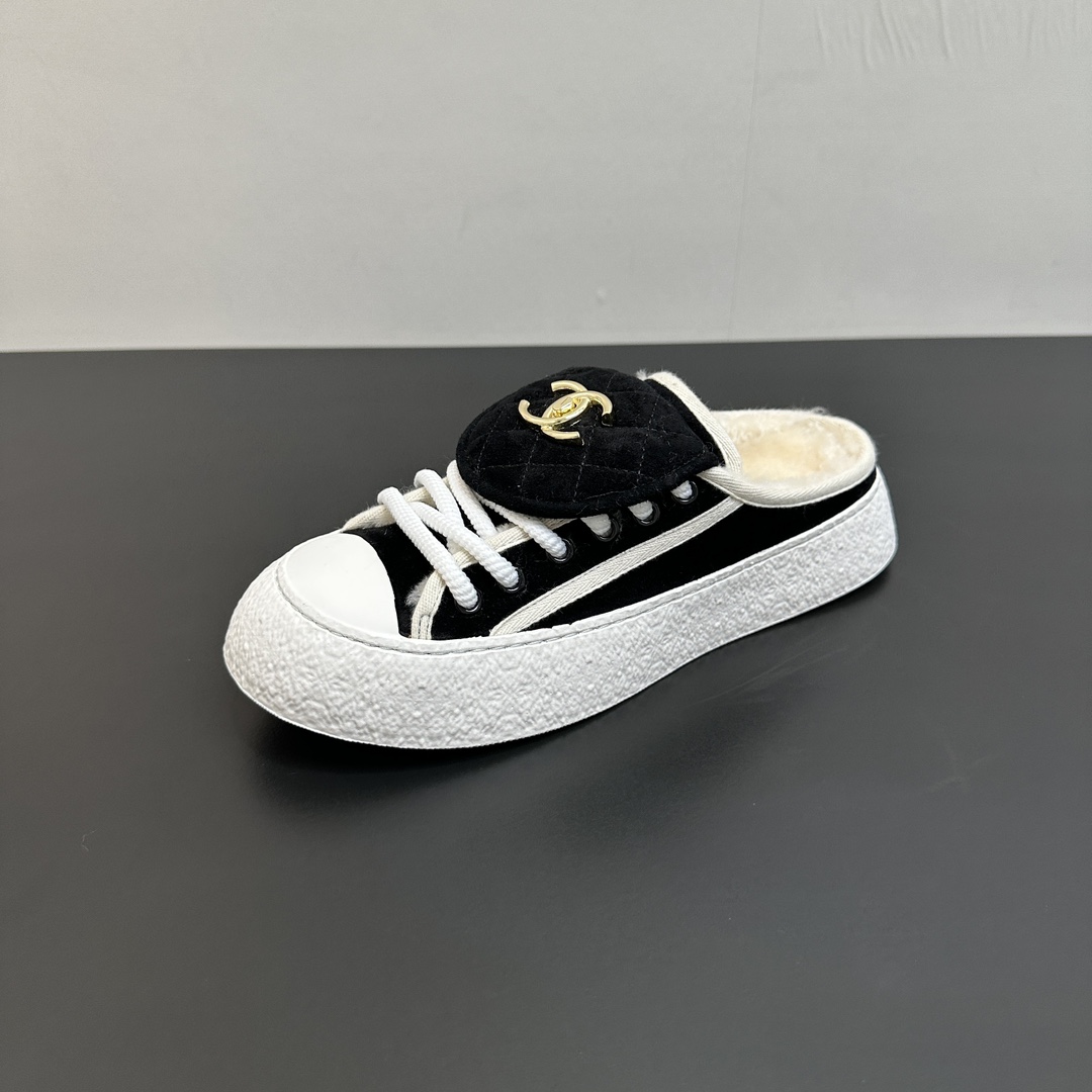 NO:481979,2025 autumn and winter new Chanel Chanel Xiaoxiang School Bag Buckle Casual Shoes Imported Cashmere Slippers Half-Mopping Furry Shoes. If you change into this schoolbag Buckle Furry Shoes, you will feel that your whole mood is super nice~ Keep your feet unbound. This shoe is your best partner for exploring the world!  Imported cashmere face with upper, original genuine wool lining, original wear-resistant rubber outsole, size 35-39 (40 custom made, non-return), casual shoes/sports, chanel, chanel, sneakers, slippers198609092025秋冬新款Chanel香奈儿小香书包扣休闲鞋进囗羊绒面拖鞋半拖毛毛鞋 换上这款书包扣毛毛鞋,感觉整个人心情都超级nice～让你的脚掌不被束缚 这鞋子是你探索世界的最佳伙伴！ 鞋面进囗羊绒面 内里原版真羊毛里 鞋底原版耐磨橡胶大底 码数35-39(40 定制不退换）,休闲鞋/运动鞋,chanel,chanel,sneakers,slippers,Women's Shoes