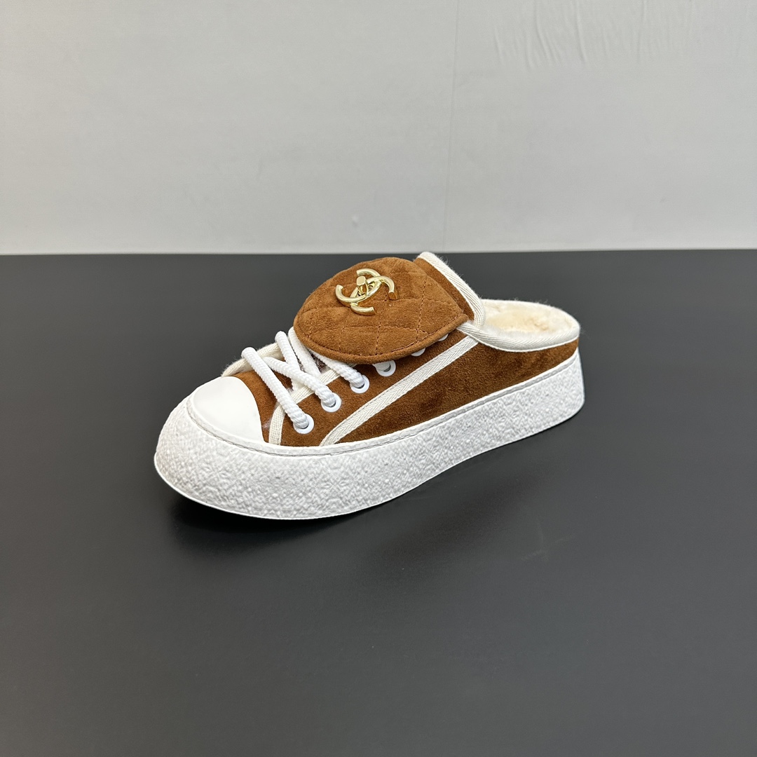 NO:481984,2025 autumn and winter new Chanel Chanel Xiaoxiang School Bag Buckle Casual Shoes Imported Cashmere Slippers Half-Mopping Furry Shoes. If you change into this schoolbag Buckle Furry Shoes, you will feel that your whole mood is super nice~ Keep your feet unbound. This shoe is your best partner for exploring the world!  Imported cashmere face with upper, original genuine wool lining, original wear-resistant rubber outsole, size 35-39 (40 custom made without return), casual shoes/sports shoes, chanel, chanel, sneakers, slippers198609092025秋冬新款Chanel香奈儿小香书包扣休闲鞋进囗羊绒面拖鞋半拖毛毛鞋 换上这款书包扣毛毛鞋,感觉整个人心情都超级nice～让你的脚掌不被束缚 这鞋子是你探索世界的最佳伙伴！ 鞋面进囗羊绒面 内里原版真羊毛里 鞋底原版耐磨橡胶大底 码数35-39(40定制不退换）,休闲鞋/运动鞋,chanel,chanel,sneakers,slippers,Women's Shoes