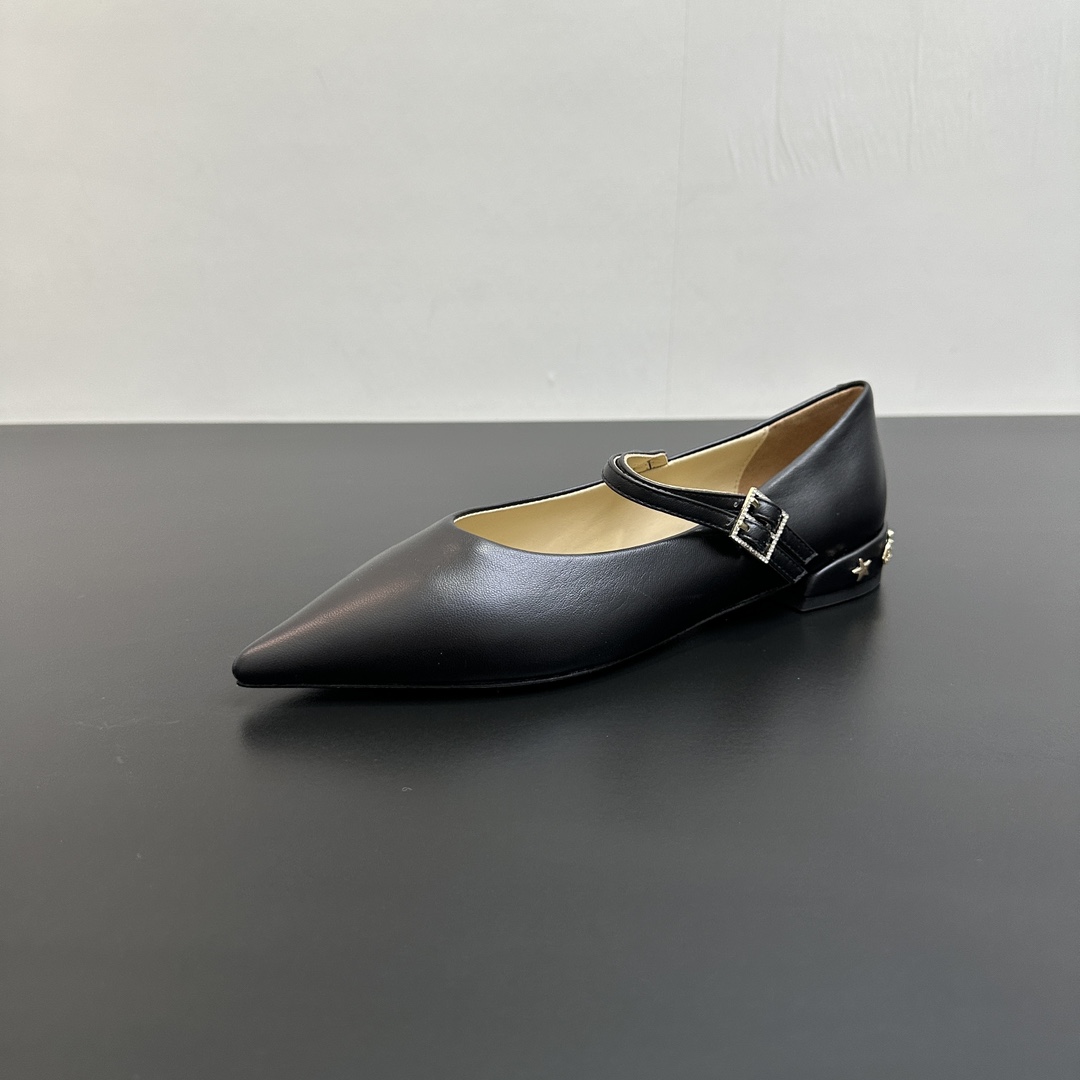 NO:481974,CHANEL｜Xiaoxiang Chanel Mary Zhen flat-soled pointed-toe single shoes, double-stringed double-buckle, love it at first sight, it's not an exaggeration~ This is probably Xiaoxiang's charm. She always understands girls. Although it looks very cold, it has a unique feeling with black stockings. It is the latest model this year. I have already arranged it before the counter is on~ I know you will like it. It looks good on the feet. The round-pointed last is not picky about the shape of the feet. It looks slim when wearing wide and fat feet. It also has a matte sheepskin, which is visually impactful. The inner is made of sheepskin, huge soft and comfortable~ Italian A-grade dyed leather soles Size35-39 (40 customization), single shoes, chanel, chanel, mary jane, sheepskin, Leather soles19860909CHANEL｜小香香奈儿玛丽珍平底尖头单鞋双带双扣带 对它一见钟情 不夸张哦～ 这大概就是小香的魅力 总是很懂女生 虽然看上去很冷但配上黑丝袜特有感觉 是今年的最新款来着 专柜还没上我就已经着手安排啦～ 知道你们一定会喜欢 上脚也确实好看 圆尖的楦头对脚型完全不挑 宽胖脚穿也显瘦 而且磨砂羊皮,视觉上很有冲击感 内里是羊皮材质 巨柔软巨舒服哦～ 意大利A级透染真皮大底 Size35-39（40定制）,单鞋,chanel,chanel,mary jane,sheepskin,Leather soles,Women's Shoes