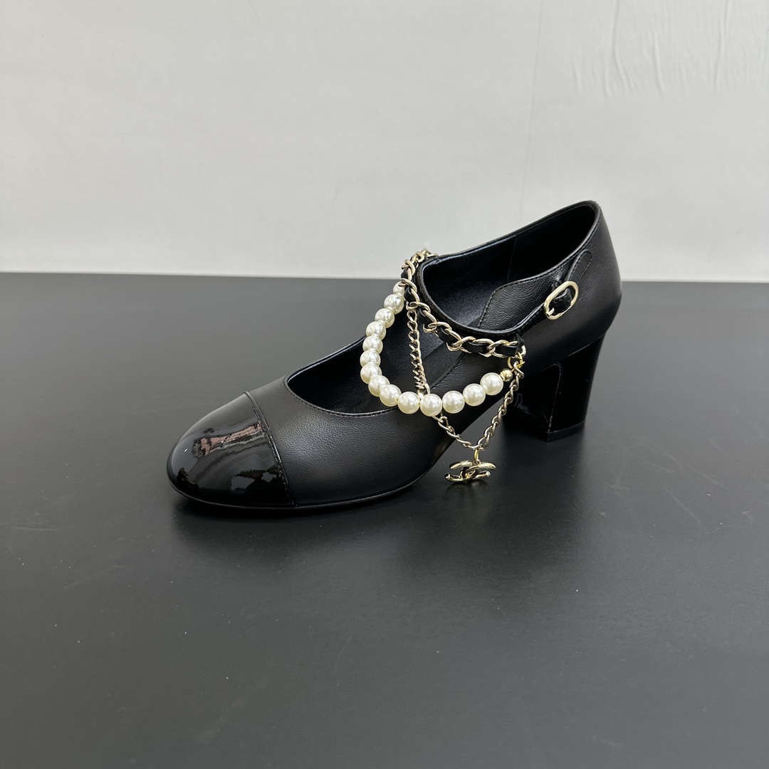 NO:481964,CHANEL Xiaoxiang 25/A official website latest chain pearl high heel shoes, counter quality, all materials are customized according to the original version!  Buy genuine product development Fabric: Original custom sheepskin inner sheepskin footbed original custom sole imported from Italy genuine leather outsole Heel height 6.5cm Size: 34-41 (34.40.41 custom made without return or exchange), single shoes, chanel, sheepskin, Leather soles19860909CHANEL小香25/A 官网最新款链条珍珠高跟单鞋 专柜品质 所有材质都根据原版定制！购入正品开发 面料: 原版定制羊皮 内里羊皮 垫脚原版定制 鞋底意大利进口真皮大底 跟高6.5cm Size: 34-41（34.40.41定制不退换）,单鞋,chanel,sheepskin,Leather soles,Women's Shoes