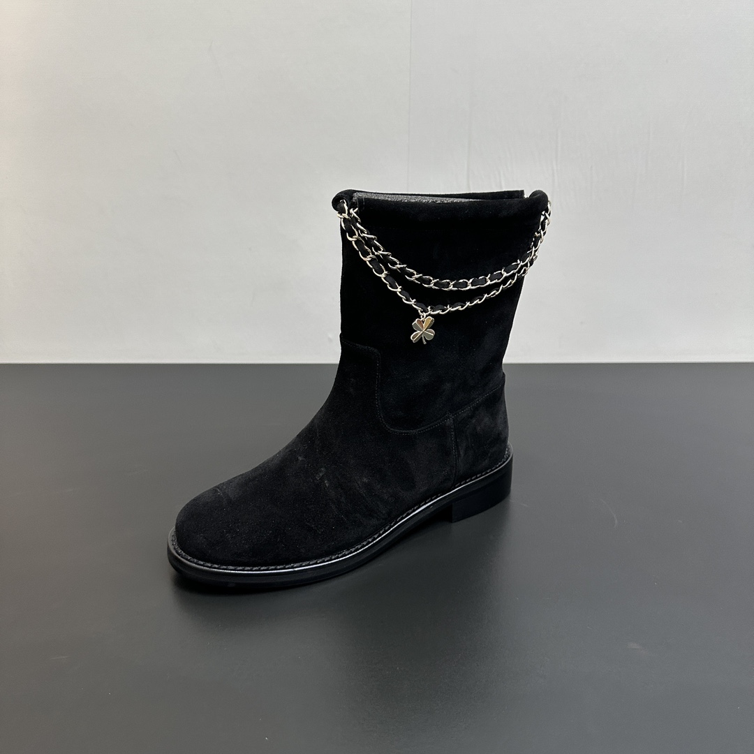 NO:481949,Chanel new autumn and winter chain boots top version The iconic double C elements are cleverly combined with the lucky four-leaf clover. The design of the boots is simple and elegant. The fabric is made of cowhide/beef tendon. The inner foot pads are all made of sheepskin. The leather sole imported from Italy. The boots are 19cm high and the barrel circumference is 35cm Size35-39 (customized on 40/41), boots, chanel, boots, cowhide, sheepskin, Leather soles19860909Chanel新款秋冬链条短靴 顶级版本 标志性的双C元素与幸运的四叶草巧妙结合 短靴的设计简洁大方 面料采用牛皮/牛筋 内里垫脚均为羊皮材质 意大利进口真皮大底 靴筒高19cm桶围35cm Size35-39（40/41定制）,靴子,chanel,boots,cowhide,sheepskin,Leather soles,Women's Shoes