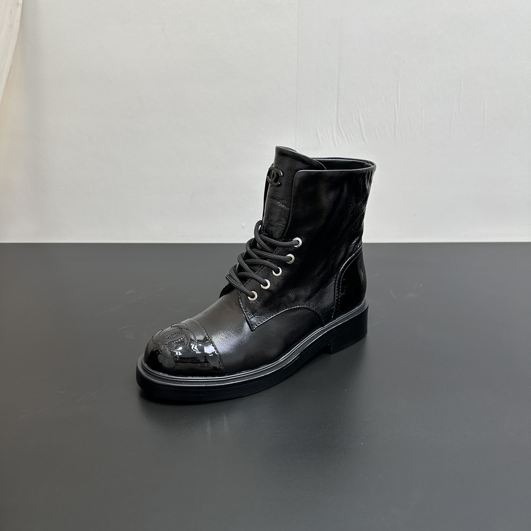 NO:481954,CHANEL Xiaoxiang 2025 Chanel autumn and winter sheepskin short boots lace-up lace-up Martin boots. The style is also the basic version of Xiangjia Martin boots, neat and handsome. The upper is made of oil-skinned cowhide, which is super soft and skin-soft, quite broad and full, and handsome!  The inside is soft and water-dyed lambskin!  Original leather sole Exclusive Top quality 35-39. 40 custom made, boots, chanel, chanel, chanel, boots, cowhide, sheepskin, Leather soles19860909CHANEL小香2025香奈儿秋冬羊皮短靴系带系带马丁靴新品 版型也香家马丁靴基础版型,利落帅气 鞋面用了油皮牛皮,超级柔软的贴肤感,挺阔饱满,帅气拿捏！ 内里柔软水染小羊皮！ 鞋底原版真皮大底 独家 顶级精品35-39. 40定做,靴子,chanel,chanel,chanel,boots,cowhide,sheepskin,Leather soles,Women's Shoes