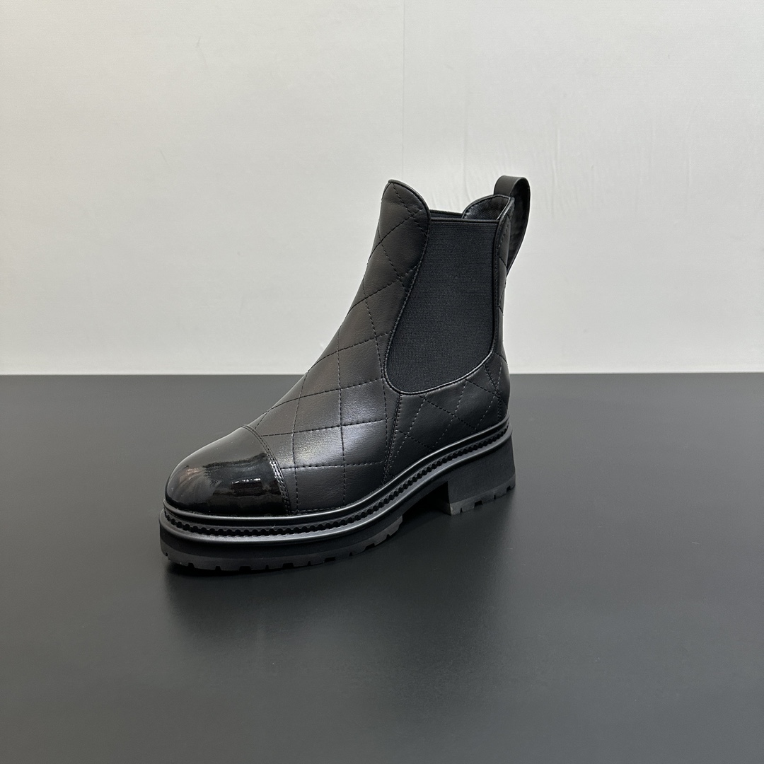 NO:706273,Chanel Chanel's 2025 autumn and winter new Chelsea short boots, classic round toe color matching, simple, light and comfortable, elastic band design, very versatile. The upper is made of calfskin/patent leather, and the lining is sheepskin. The tube height is about 16cm and the heel height is about 5cm. The sole is a combination of original wear-resistant velvet rubber bottoms, which is light and wear-resistant.  Size 35-41 (40.41 needs to be customized and cannot be returned or exchanged), boots, chanel, chanel, chanel, boots, cowhide, sheepskin19860909Chanel香奈儿小香家2025秋冬新款切尔西短靴 ,经典圆头拼色 、简约轻便舒适 、松紧带设计一脚蹬 、非常百搭 . 鞋面头层小牛皮/漆皮 、内里羊皮内里 ,筒高约16cm跟高约5cm, 鞋底原版耐磨绒橡胶底片组合 ,轻便又耐磨, 码数35-41（40.41需定制不退换）,靴子,chanel,chanel,chanel,boots,cowhide,sheepskin,Women's Shoes