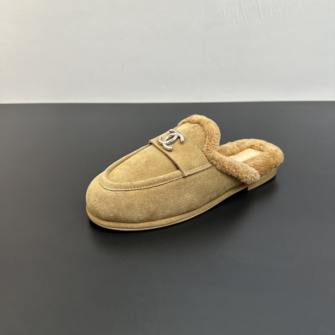 NO:462015,Chanel 24K Chanel Xiaoxiang autumn and winter new style furry wool semi-drag Teddy fur shoes very comfortable Maillard brown is still very suitable for autumn and winter ~ Suede upper, fur integrated in the inner leather outsole Size:35-39 40.41 Custom made, semi-drag, chanel, chanel, chamois leather, Leather soles19860909Chanel 24K香奈儿小香秋冬新款毛茸茸羊毛半拖毛拖 泰迪毛毛鞋 很舒服诶 美拉德棕色还是很适合秋冬的～ 鞋面麂皮 内里皮毛一体 真皮大底 Size:35-39 40.41定做,半拖,chanel,chanel,chamois leather,Leather soles,Women's Shoes