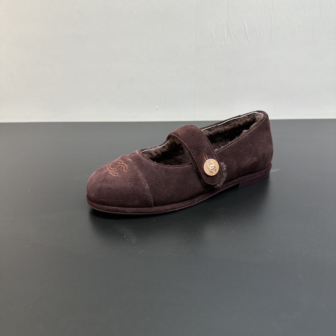 NO:462091,Chanel Chanel's 25B autumn and winter new French Mary Jane shoes, retro and versatile, so beautiful and gentle. A pair of flat shoes. They are very brilliant when worn alone or with small socks. They are soft and soft when worn on them!  Upper original calfskin/sheep lining/foot wool sole Italian leather sole size 35-39 [40.41 custom made], loafers, chanel, chanel, loafers, mary jane, flats, cowhide, sheep, socks19860909Chanel香奈儿小香风25B秋冬新款法式玛丽珍鞋毛毛鞋,复古又百搭 上脚好美好温柔一双平底鞋 单穿或配个小袜子都非常出彩羊毛里软乎乎的穿上就舍不得脱下来 ！ 鞋面原版小牛皮/羊猄 内里/垫脚羊毛 鞋底意大利真皮底 码数35-39〔40.41定做〕,乐福鞋,chanel,chanel,loafers,mary jane,flats,cowhide,sheep,socks,Women's Shoes