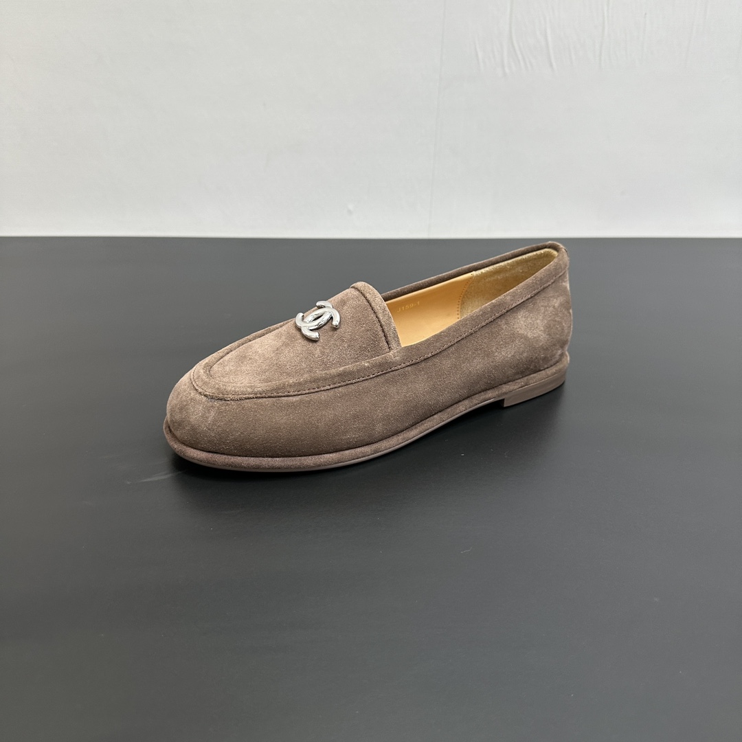 NO:462105,Chanel Chanel Xiaoxiang 24K autumn and winter new leather one-foot-punched lazy shoes loafers Teddy fur shoes very comfortable Maillard brown is still very suitable for autumn and winter ~ Upper frosted cowhide inner sheepskin leather outsole Size: 35-39 (40.41. Custom made), loafers, chanel, chanel, loafers, cowhide, sheepskin, Leather soles19860909Chanel 香奈儿小香24K秋冬新款皮里一脚蹬懒人鞋乐福鞋 泰迪毛毛鞋 很舒服诶 美拉德棕色还是很适合秋冬的～ 鞋面磨砂牛皮 内里羊皮 真皮大底 Size:35-39（40.41.定做）,乐福鞋,chanel,chanel,loafers,cowhide,sheepskin,Leather soles,Women's Shoes