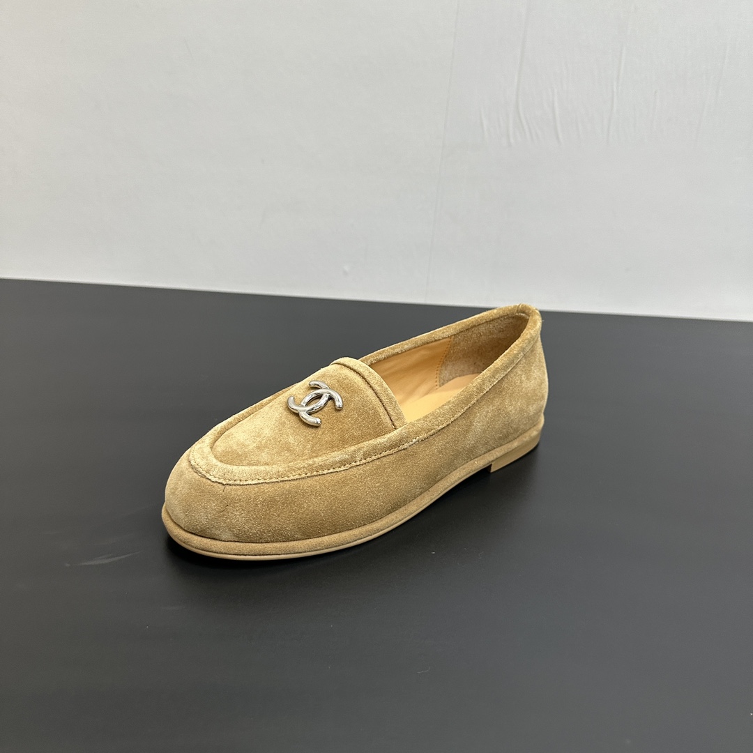 NO:462111,Chanel Chanel Xiaoxiang 24K autumn and winter new leather one-foot-punched lazy shoes loafers Teddy fur shoes very comfortable Maillard brown is still very suitable for autumn and winter ~ Upper frosted cowhide inner sheepskin leather outsole Size: 35-39 (customized for 40.41.42), loafers, chanel, chanel, loafers, cowhide, sheepskin, Leather soles19860909Chanel 香奈儿小香24K秋冬新款皮里一脚蹬懒人鞋乐福鞋 泰迪毛毛鞋 很舒服诶 美拉德棕色还是很适合秋冬的～ 鞋面磨砂牛皮 内里羊皮 真皮大底 Size:35-39（40.41.42定做）,乐福鞋,chanel,chanel,loafers,cowhide,sheepskin,Leather soles,Women's Shoes